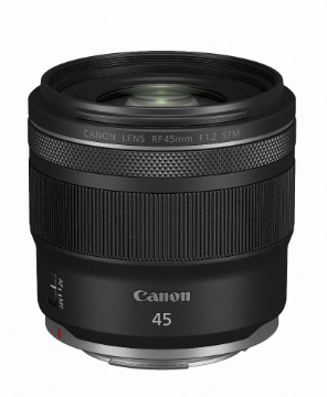 Obiektyw Canon RF 45mm F1.2 STM. Jest czarny ze srebrnymi akcentami. Obiektyw ma żebrowany uchwyt i logo Canon.
