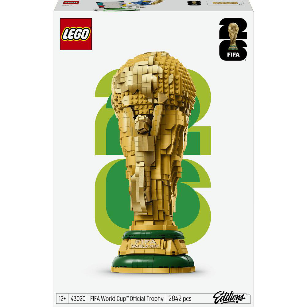 Lego-Box der FIFA-Weltpokal-Trophäe. Goldene Trophäe in der Mitte, auf grünem Sockel, mit grünem Hintergrund.