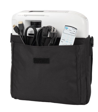 Biały projektor z czarnymi kablami i pilotem w czarnej torbie transportowej.