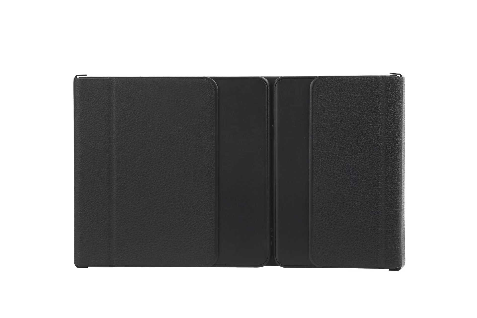 Eine schwarze Tablethülle aus Leder, aufgeklappt. Die Hülle befindet sich auf weißem Hintergrund.