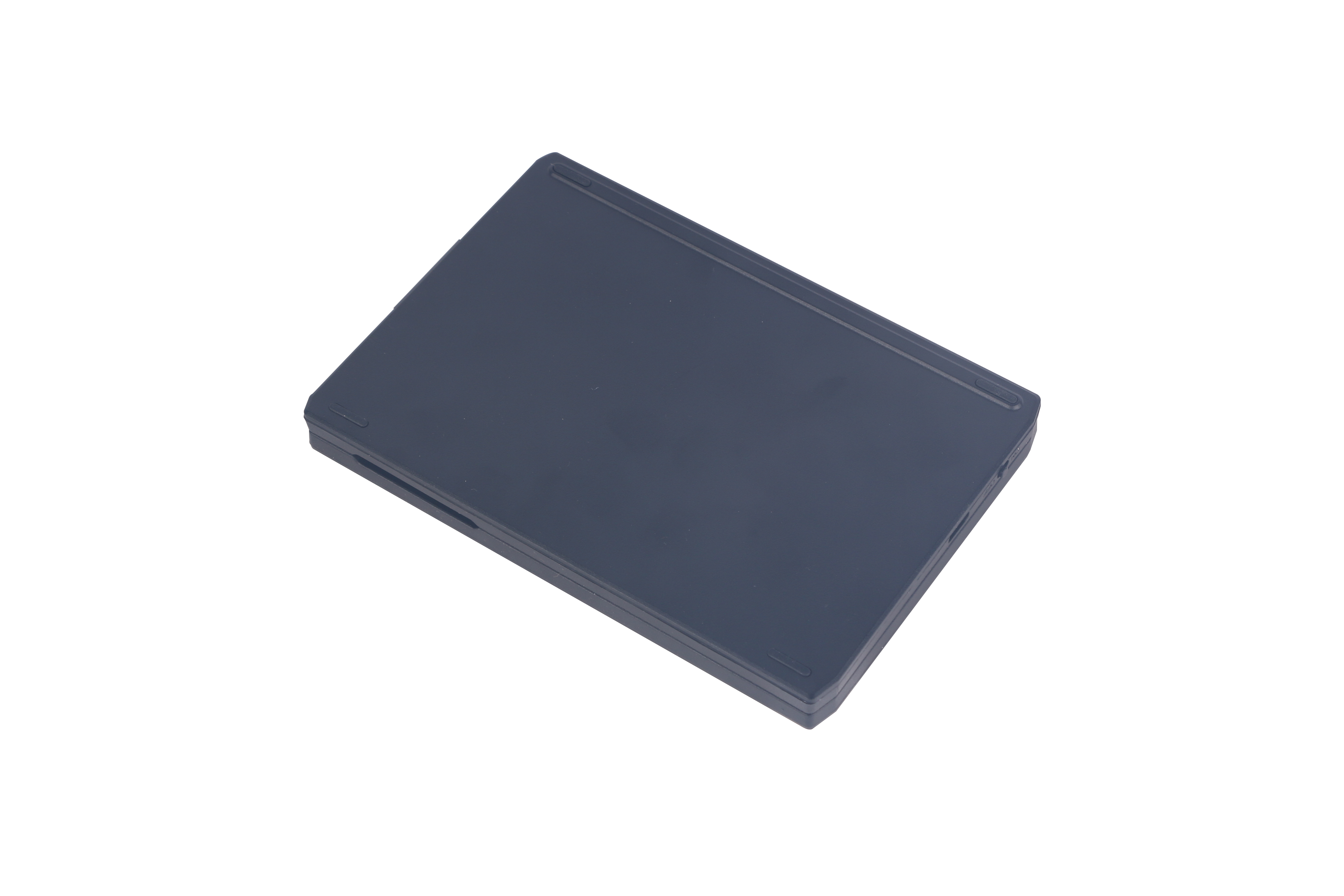 Ein rechteckiges, dunkelblaues Gerät liegt auf weißem Hintergrund. Es scheint sich um ein Tablet oder ein ähnliches Gerät zu handeln.