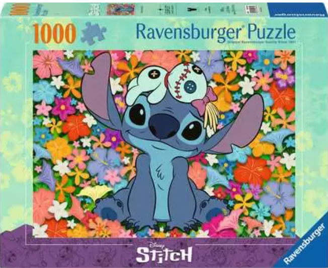 Puzzledose mit Stitch vor einem floralen Hintergrund. Stitch hat eine Schleife und Augen auf dem Kopf. Das Puzzle ist von Ravensburger.