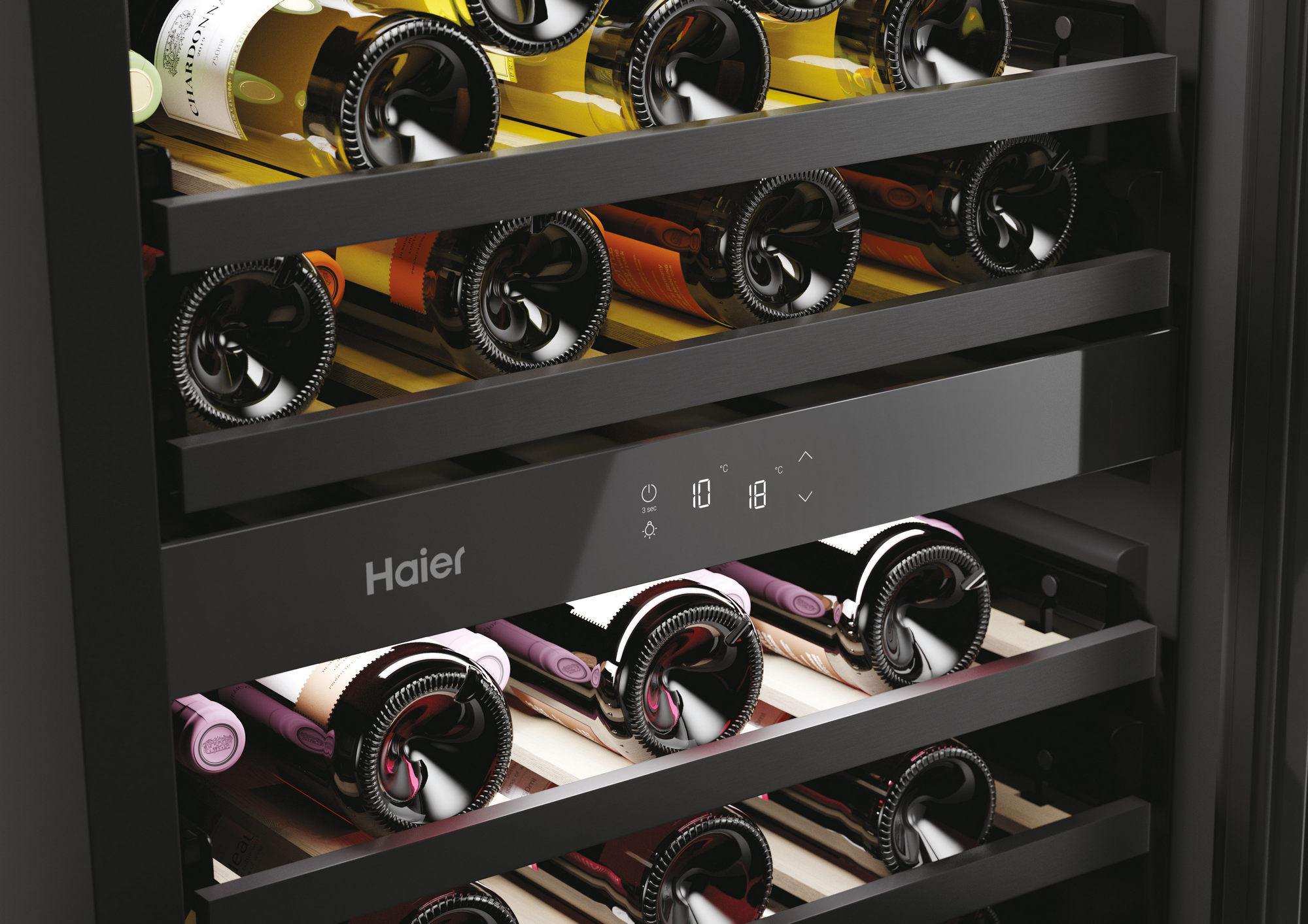 Enfriador de vino con varias botellas en estantes. Pantalla digital muestra la temperatura. Logotipo de Haier visible.