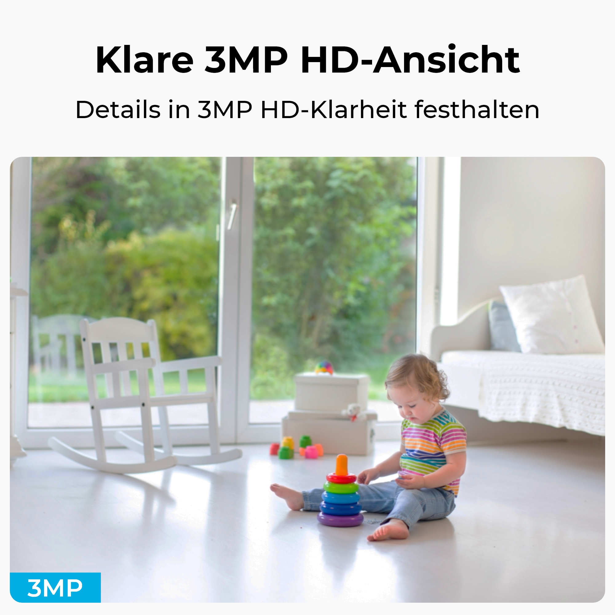 Ein Kind sitzt auf dem Boden und spielt mit einem Spielzeug. Ein weißer Schaukelstuhl und ein Fenster sind im Hintergrund.