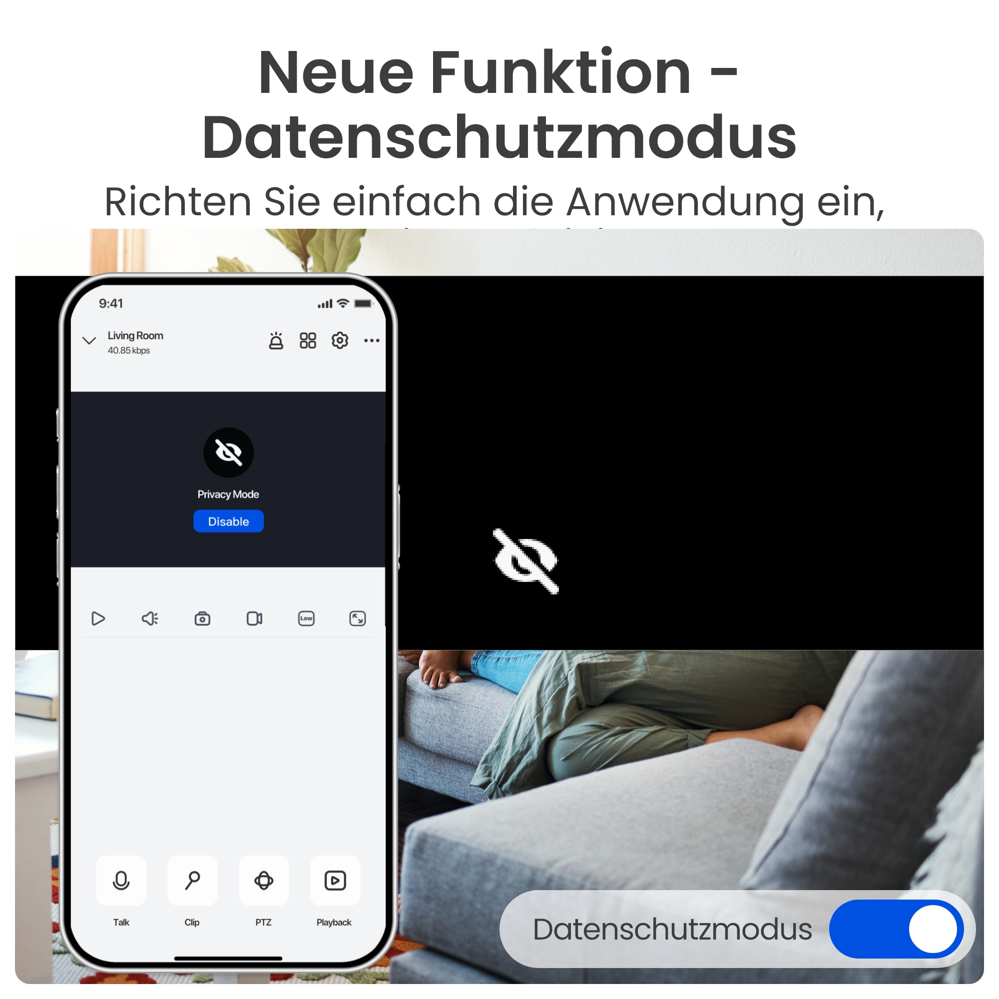 Smartphone zeigt Datenschutzeinstellungen. Person sitzt auf grauem Sofa.