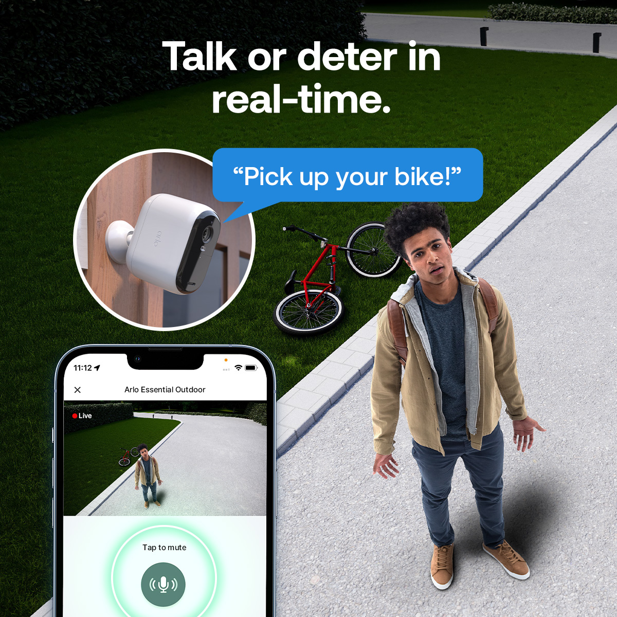 Ein Mann steht neben einem roten Fahrrad auf Gras. Eine Überwachungskamera und ein Telefon mit Live-Feed sind ebenfalls sichtbar.