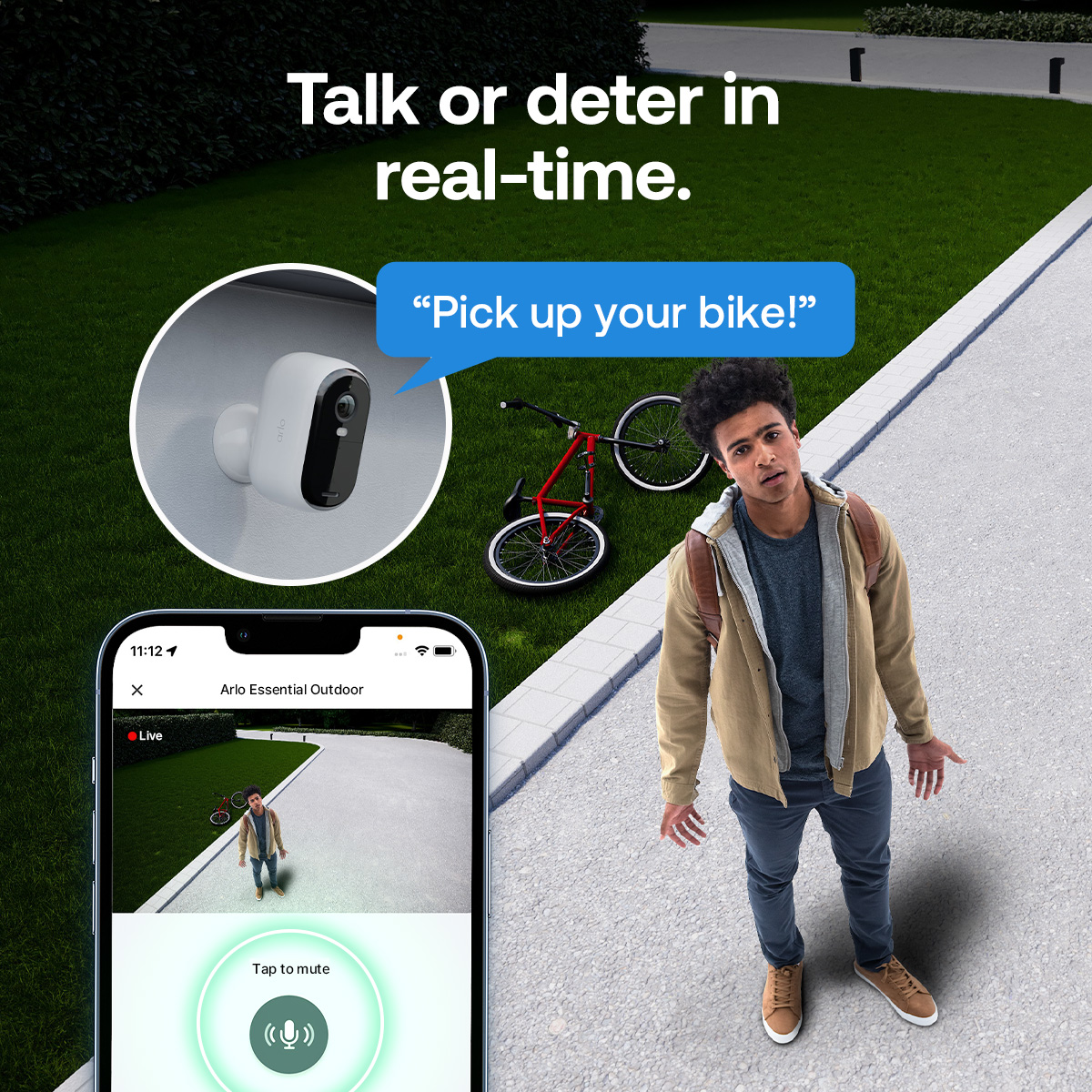 Ein Mann steht auf einem Bürgersteig neben einem umgestürzten roten Fahrrad auf Gras. Eine Überwachungskamera und ein Telefonbildschirm zeigen die Szene.