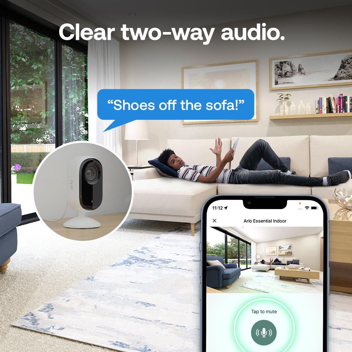 Eine Person auf einem Sofa wird über eine Telefon-App gesehen, mit einer Kamera und einer Sprechblase mit der Aufschrift 'Schuhe runter vom Sofa!'