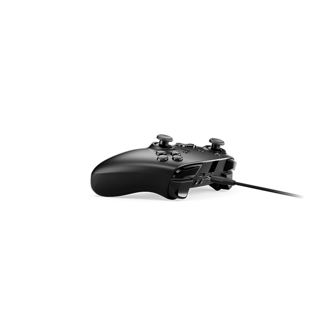 Beyaz bir yüzeyde siyah bir gamepad. Düğmeleri, joystickleri ve bir kablosu var. Arka plan beyaz.