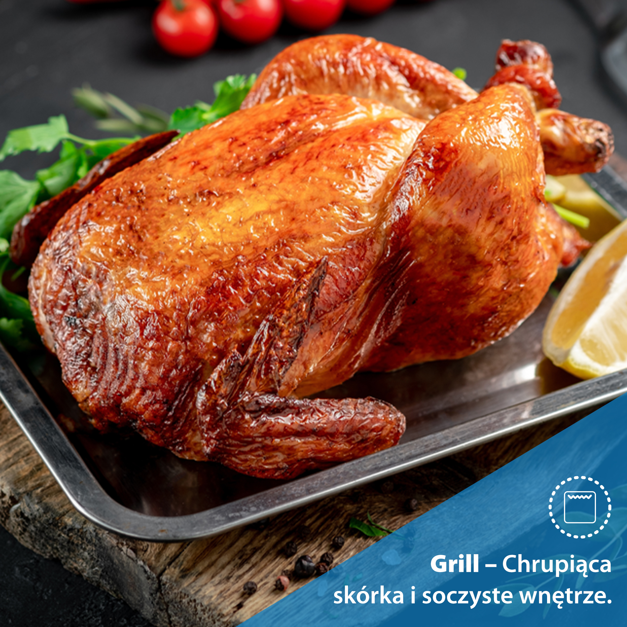 Pieczony kurczak na tacy z pietruszką i cytryną. Pomidory są w tle. Kurczak jest złoty.