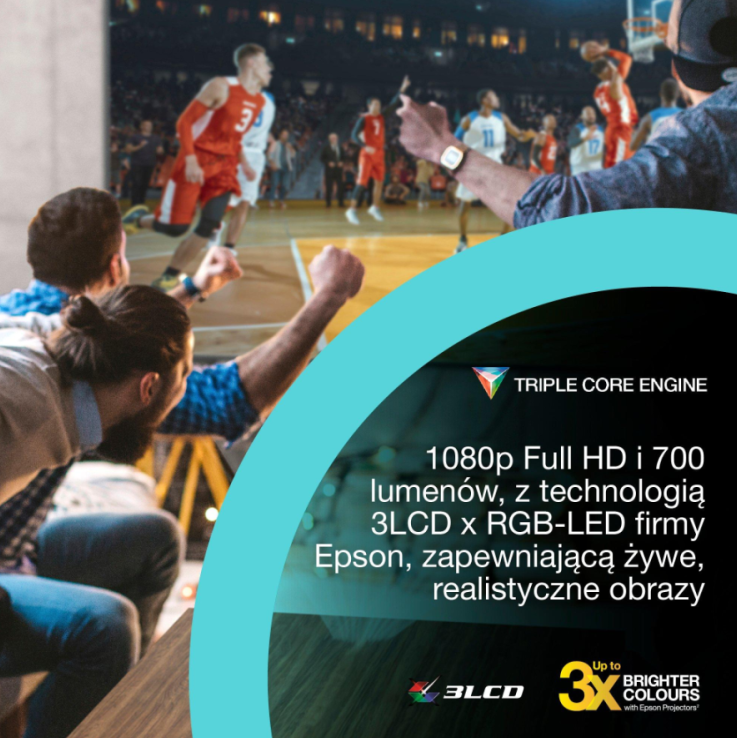 Scena meczu koszykówki z zawodnikami w akcji, kibicami dopingującymi i tekstem promocyjnym o projektorze.