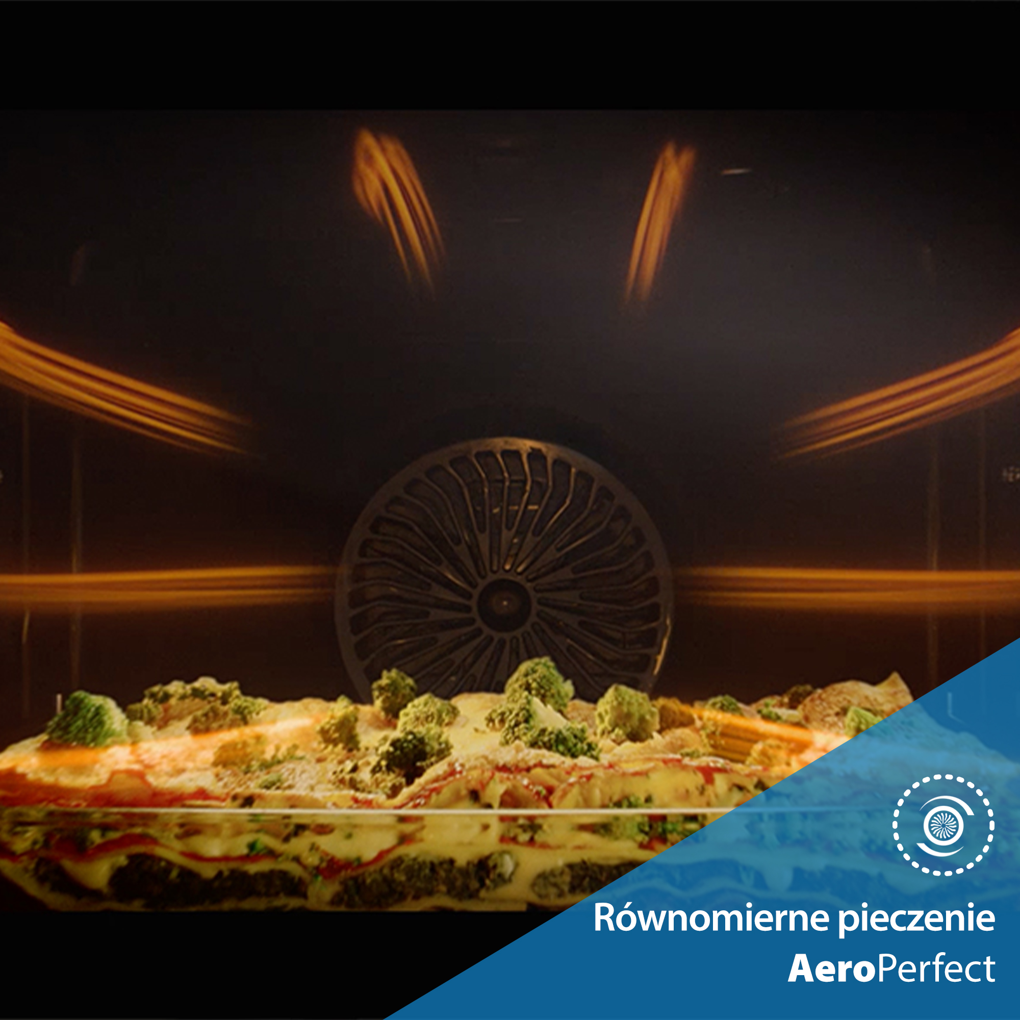 Wnętrze piekarnika ze szklanym naczyniem z lasagne z brokułami. Ciepłe światło oświetla wnętrze piekarnika.