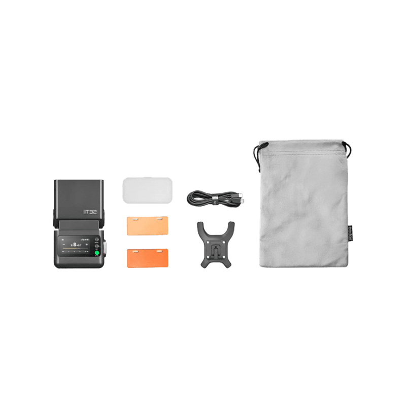 Ein Kamera-Blitz-Kit auf grünem Hintergrund. Enthält Blitzeinheit, Diffusoren, USB-Kabel, Halterung und eine graue Tasche.