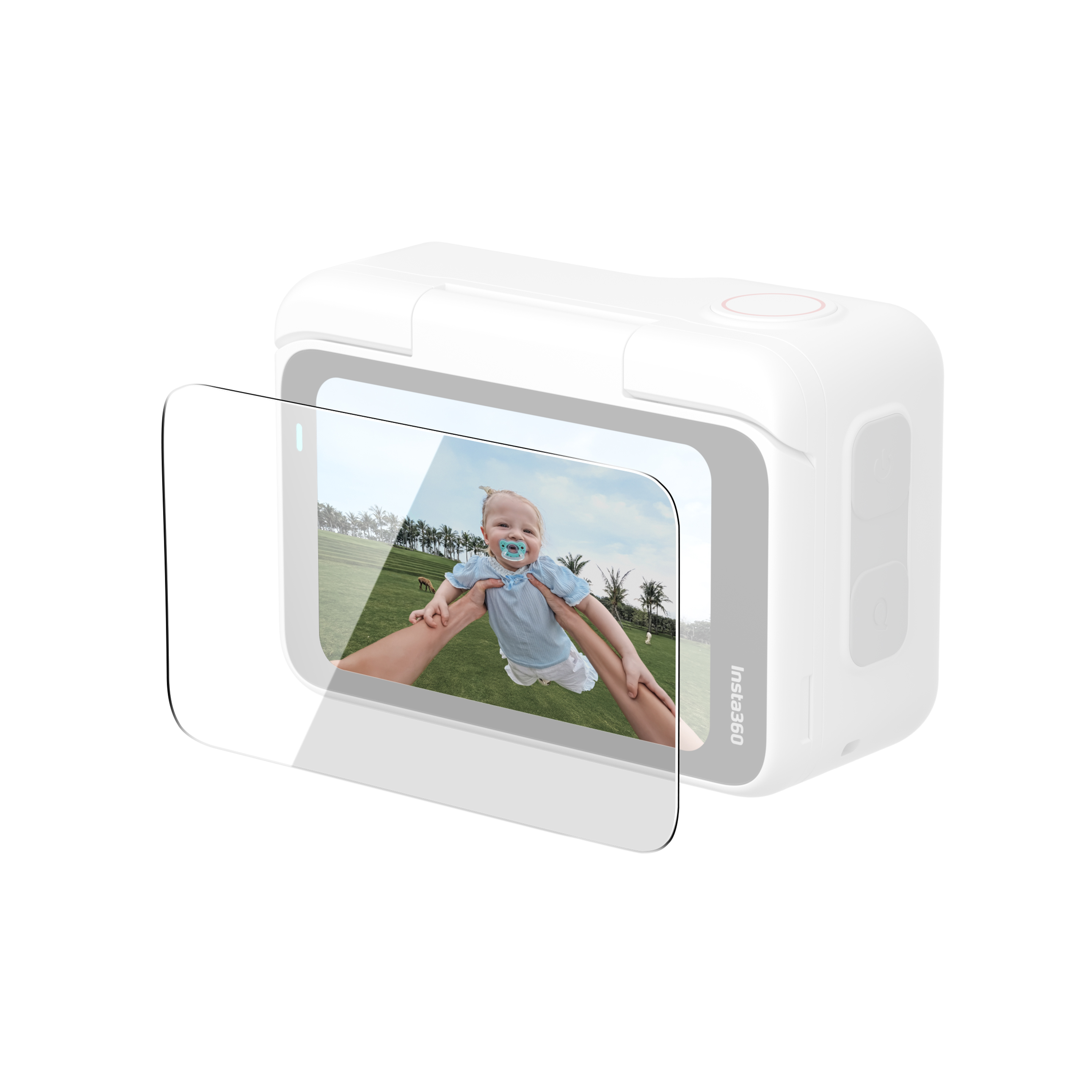 Eine weiße Insta360-Kamera, deren Bildschirm ein Baby zeigt, das hochgehalten wird. Das Baby trägt ein blaues Hemd und einen Schnuller.
