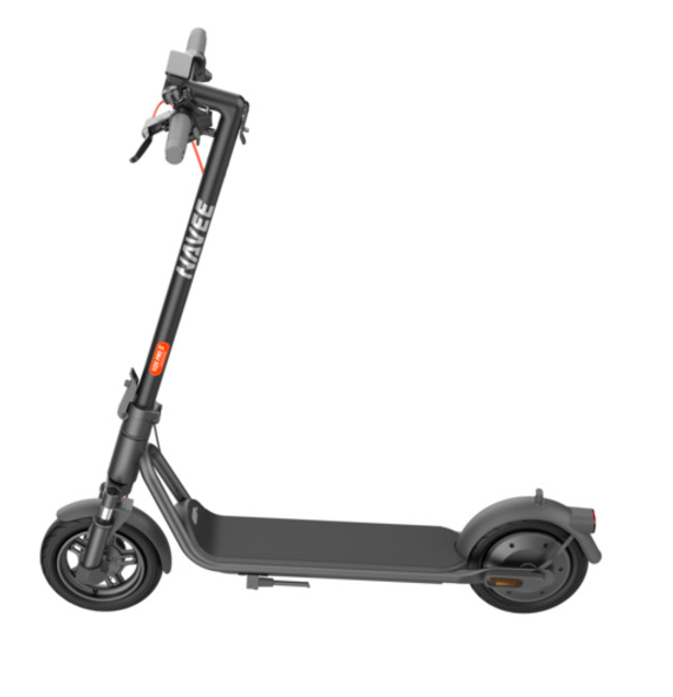 Czarna hulajnoga elektryczna z napisem "NAVEE" na kierownicy, na białym tle.