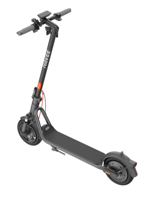 Czarna hulajnoga elektryczna z szarymi kierownicami i czarnym podestem, na białym tle.