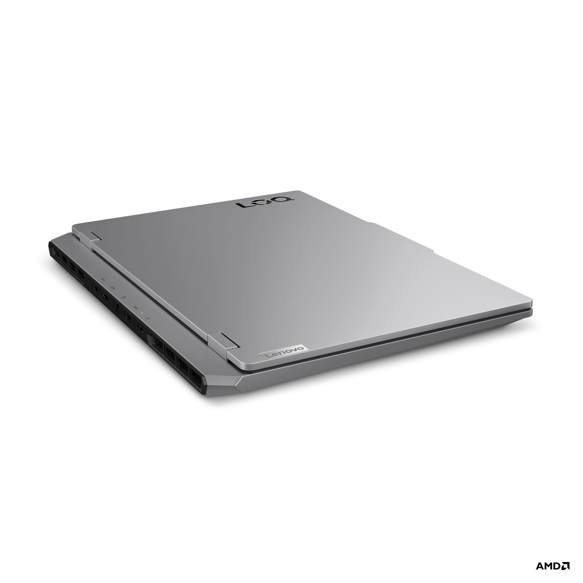 Siyah bir arka plan üzerinde açılı olarak gösterilen gümüş renkli bir Lenovo dizüstü bilgisayar. Lenovo logosu görünür.