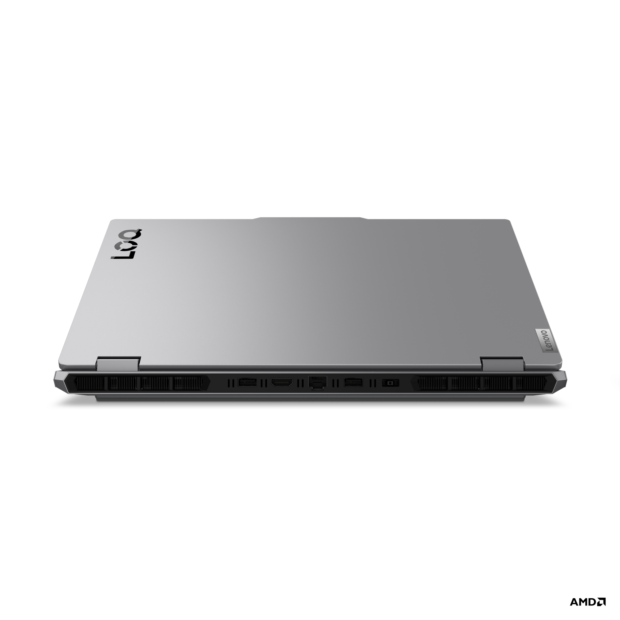 Siyah zemin üzerinde kapalı, gümüş renkli bir dizüstü bilgisayar. Lenovo logosu görünür. Alt kenarda çeşitli portlar.