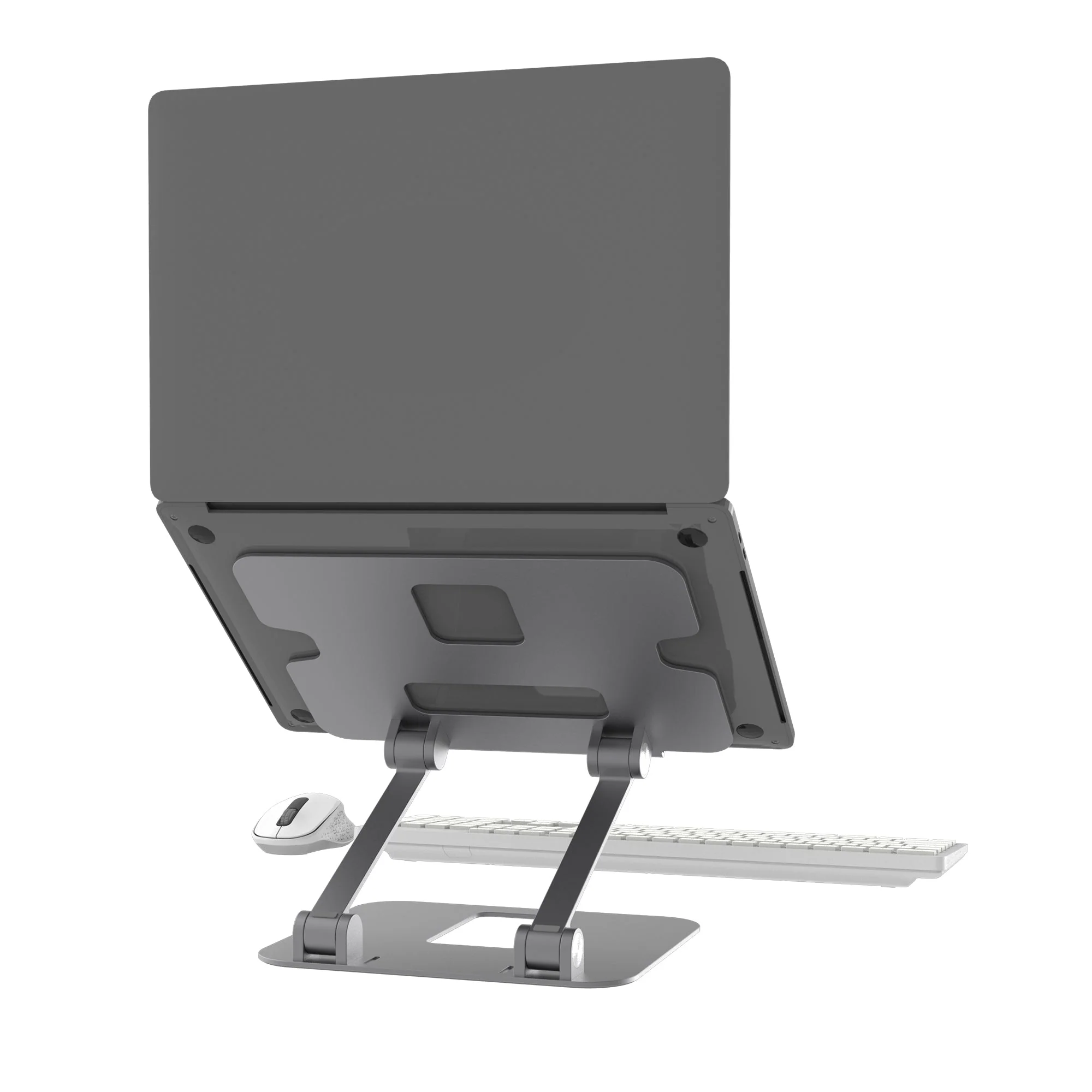 Egy laptop egy ezüst állványon, egérrel és billentyűzettel. Mindegyik fehér háttéren. A laptop szürke.