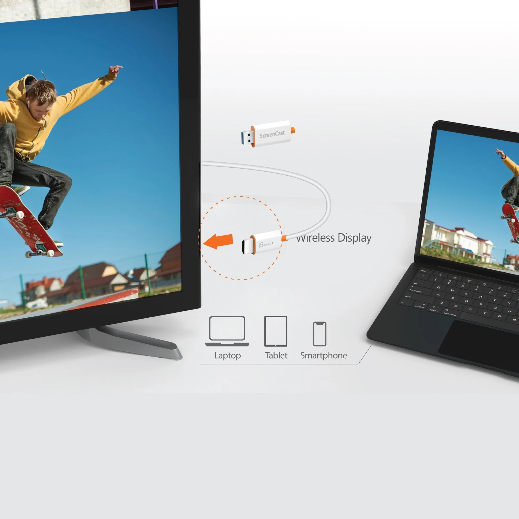 Egy gördeszkás ugrál egy TV és egy laptop előtt. Egy vezeték nélküli megjelenítő eszköz csatlakozik.