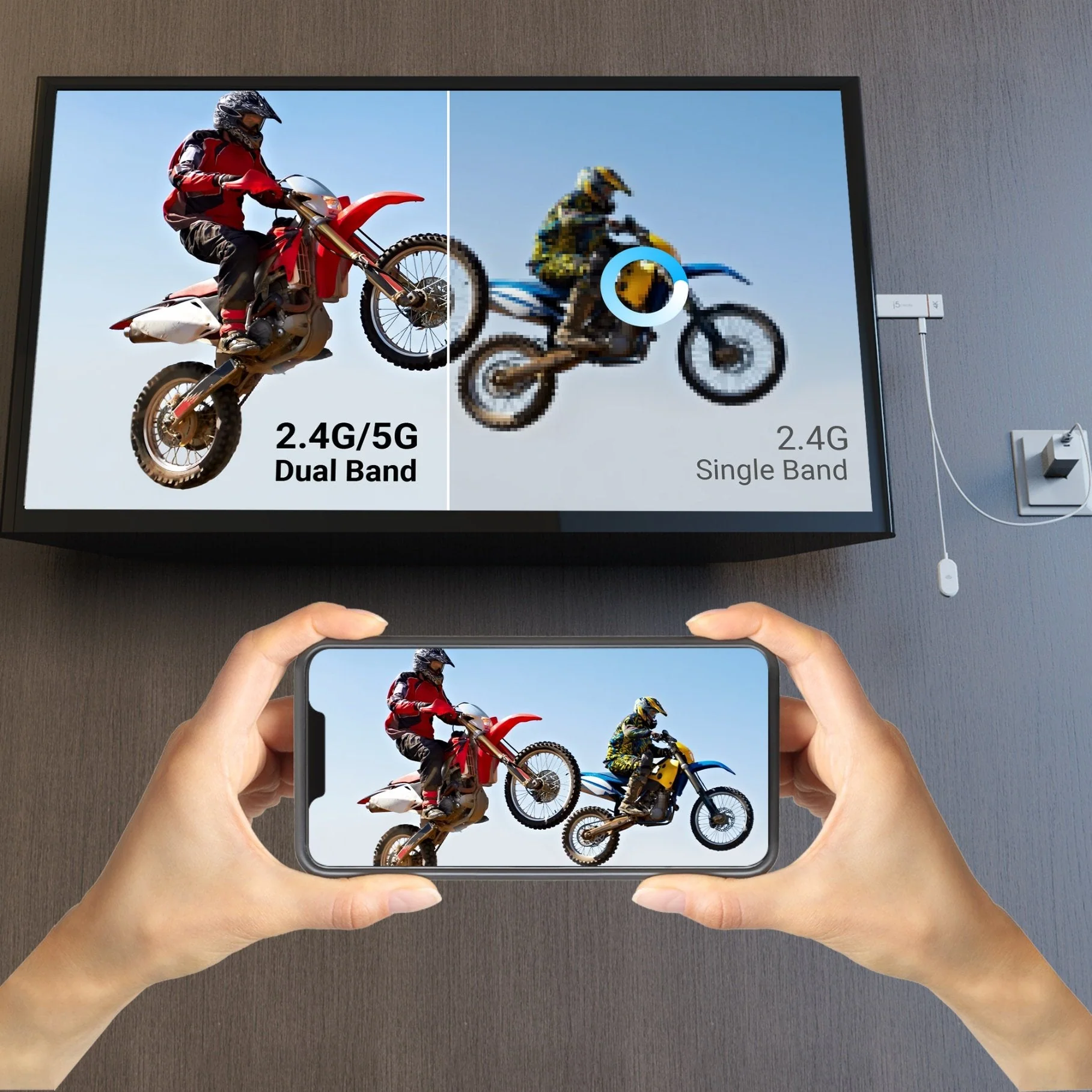 Kézben tartott telefon, két dirt bike-ot mutat. Egy TV ugyanazokat a motorokat mutatja, összehasonlítva a 2.4G/5G és a 2.4G kapcsolatokat.