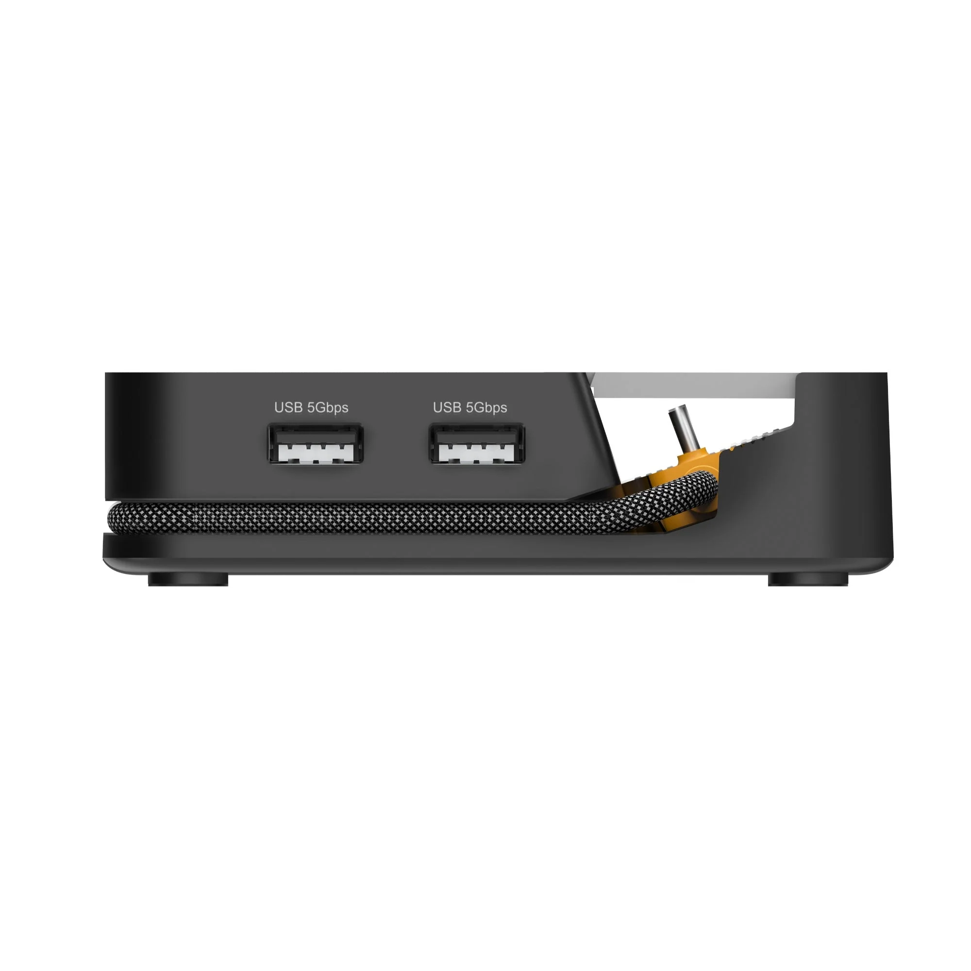 Fekete eszköz USB portokkal. Egy kábel be van dugva. Szöveg: USB 5 Gbps. Az eszköz mintás alappal és fém díszítéssel rendelkezik.
