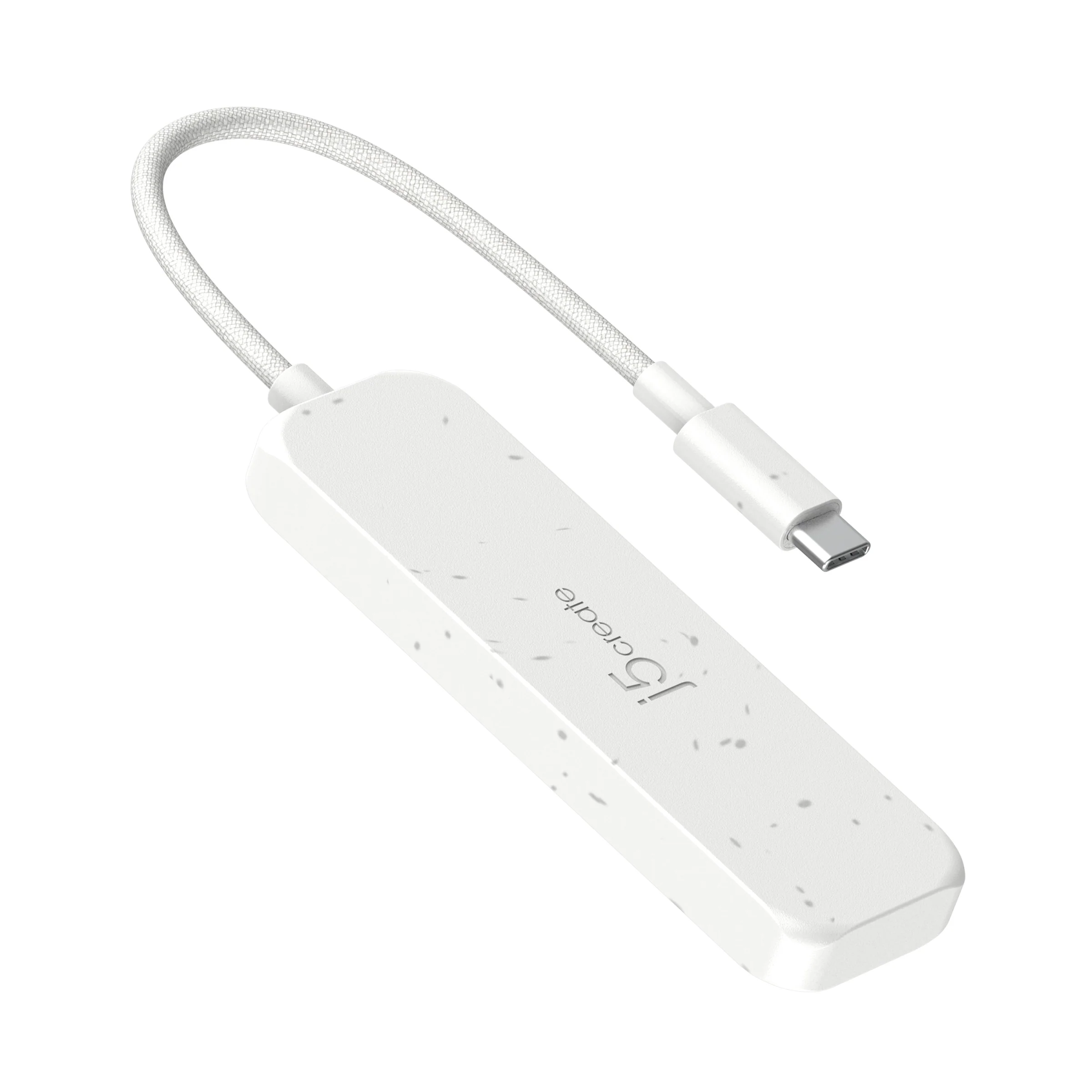 Egy fehér USB-C hub fehér kábellel. A hubon a j5create logója látható. A háttér fehér.