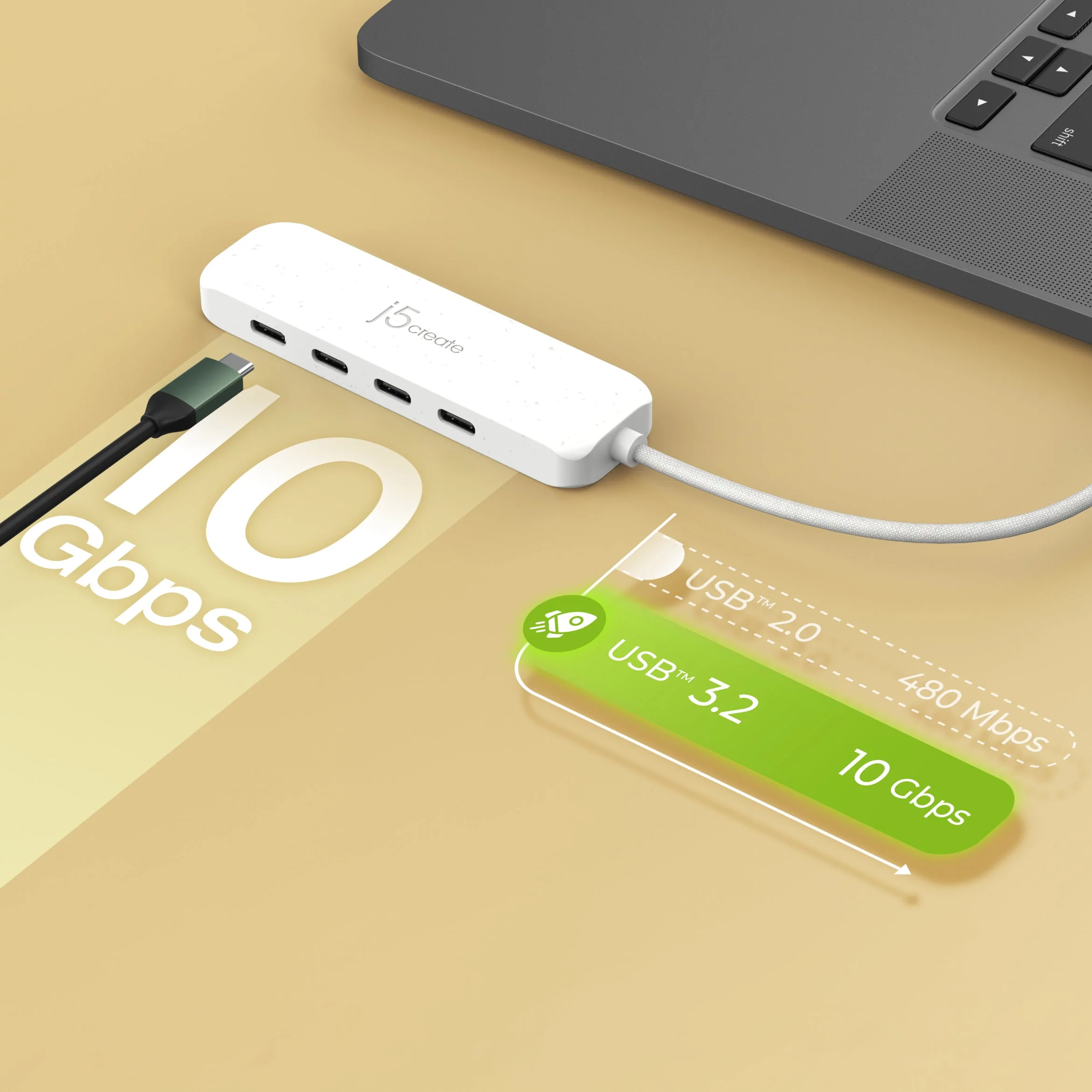 Egy fehér USB hub laptophoz csatlakoztatva. Kábel és USB 3.2 részletek világosbarna háttérrel.