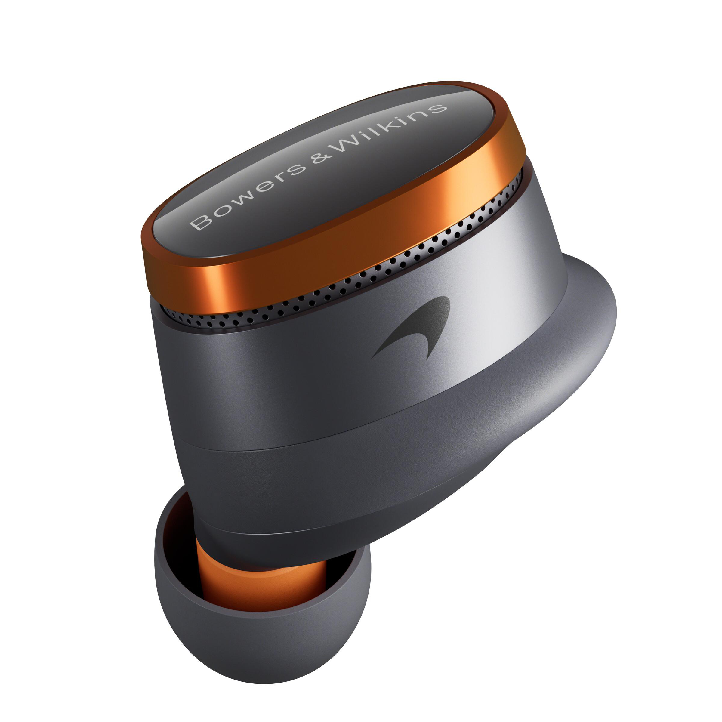 Ein kabelloser Ohrhörer mit Bowers & Wilkins-Branding. Er hat ein silbernes und schwarzes Farbschema mit orangefarbenen Akzenten.