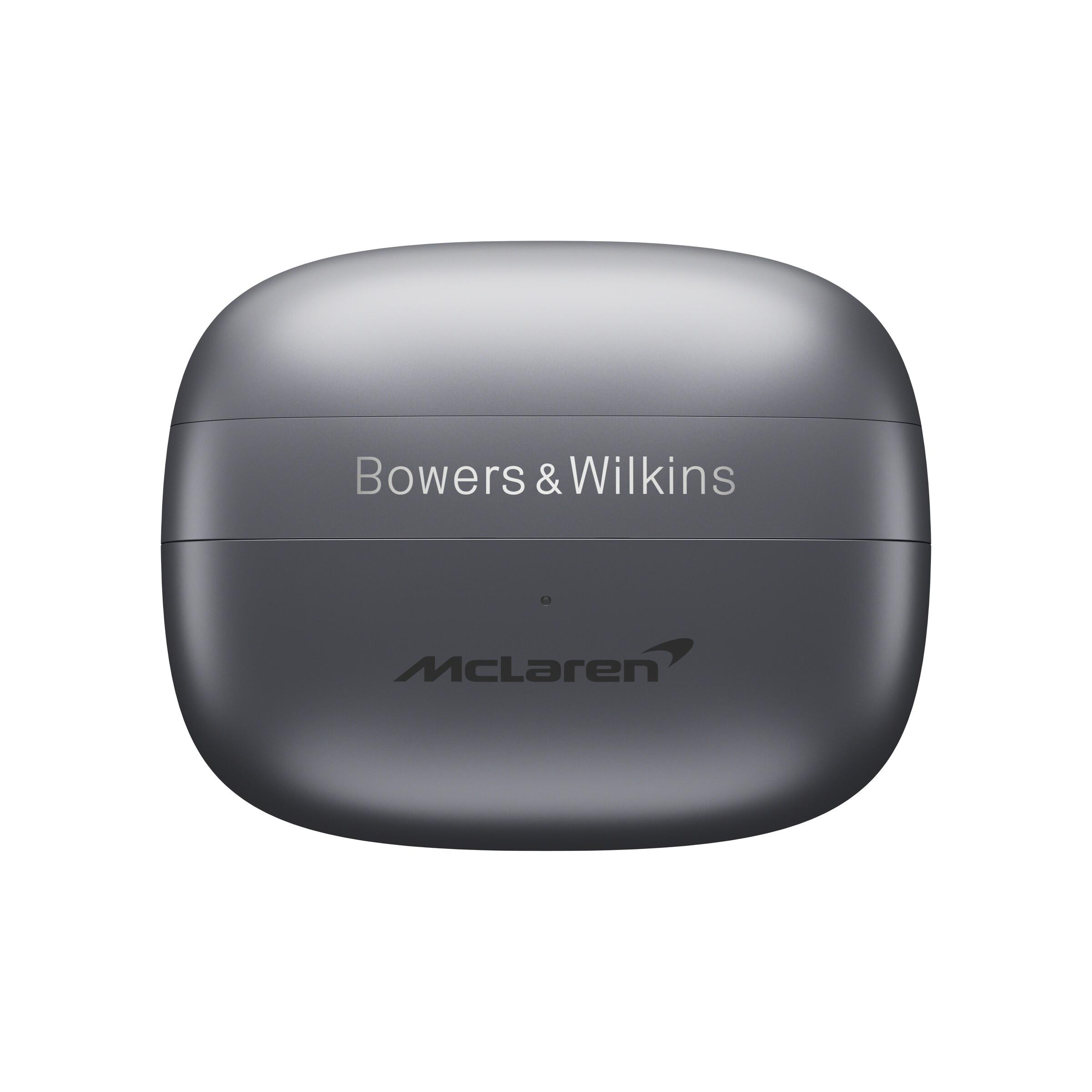 Graues Ohrhörer-Etui mit Bowers & Wilkins oben und McLaren-Logo unten. Weißer Hintergrund.