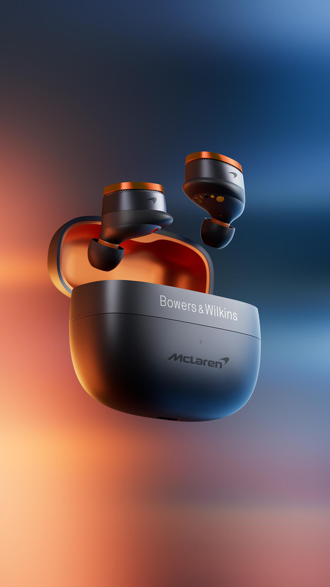 Schwarze und orangefarbene kabellose Ohrhörer und Hülle mit Bowers & Wilkins- und McLaren-Logos vor einem orange-blauen Hintergrund.