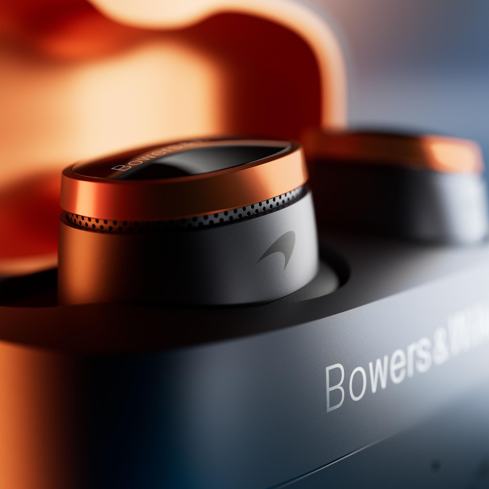 Nahaufnahme eines schwarzen und kupferfarbenen Ohrhörers. Das Bowers & Wilkins Logo ist sichtbar.