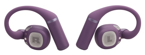 Dwa fioletowe słuchawki bezprzewodowe. Każdy ma haczyk na ucho i głośnik. Tło jest białe.