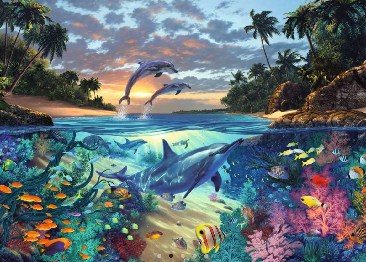 Delfine springen über dem Ozean. Unter Wasser sind Fische und Korallen zu sehen. Palmen säumen das Ufer unter einem Sonnenuntergang.