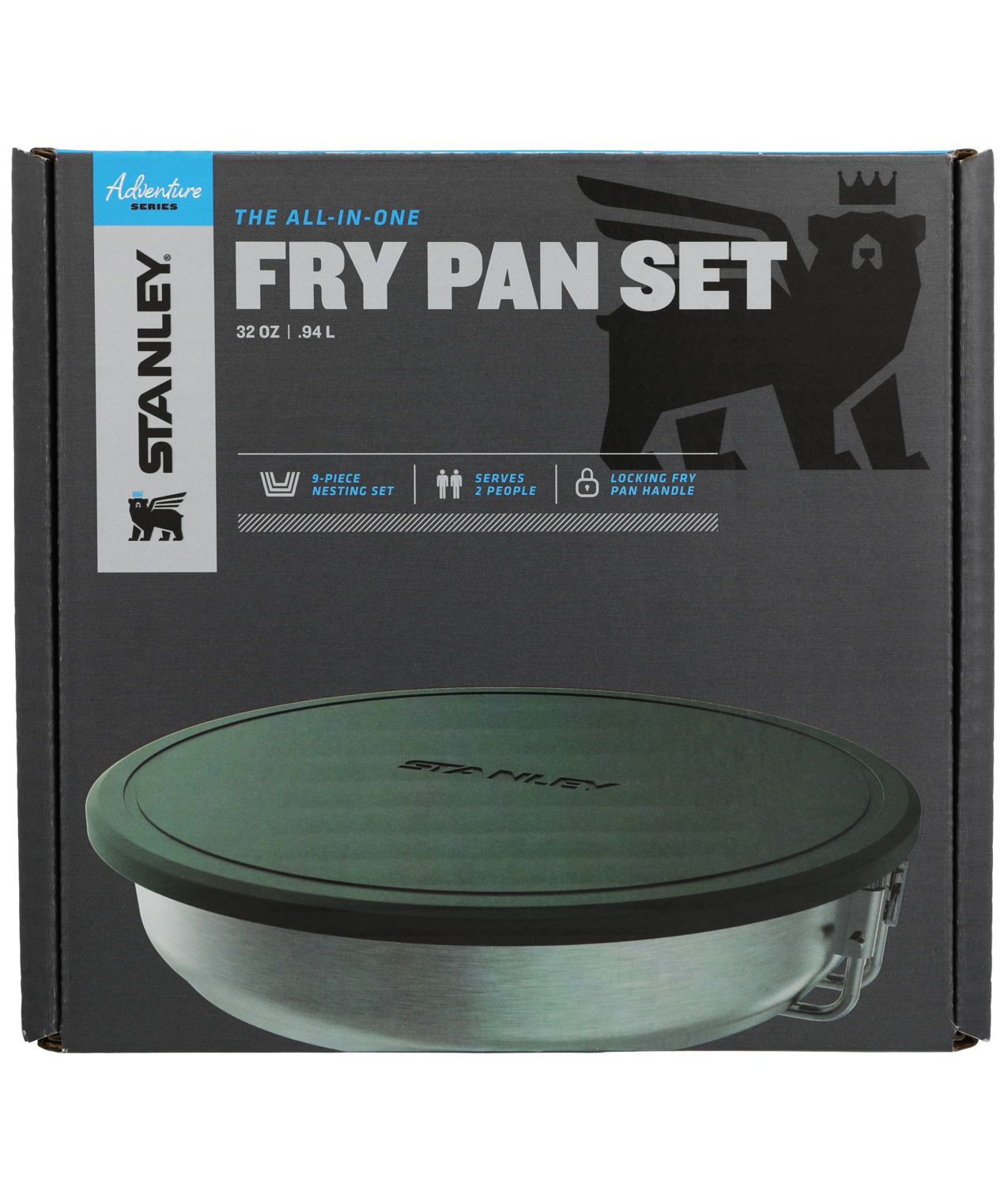 Bir Stanley Tava Seti kutusu. Yeşil kapaklı bir tava gösteriyor. Metin 'Fry Pan Set', '9 parçalı iç içe geçen set' ve '2 kişiye hizmet eder' içerir.