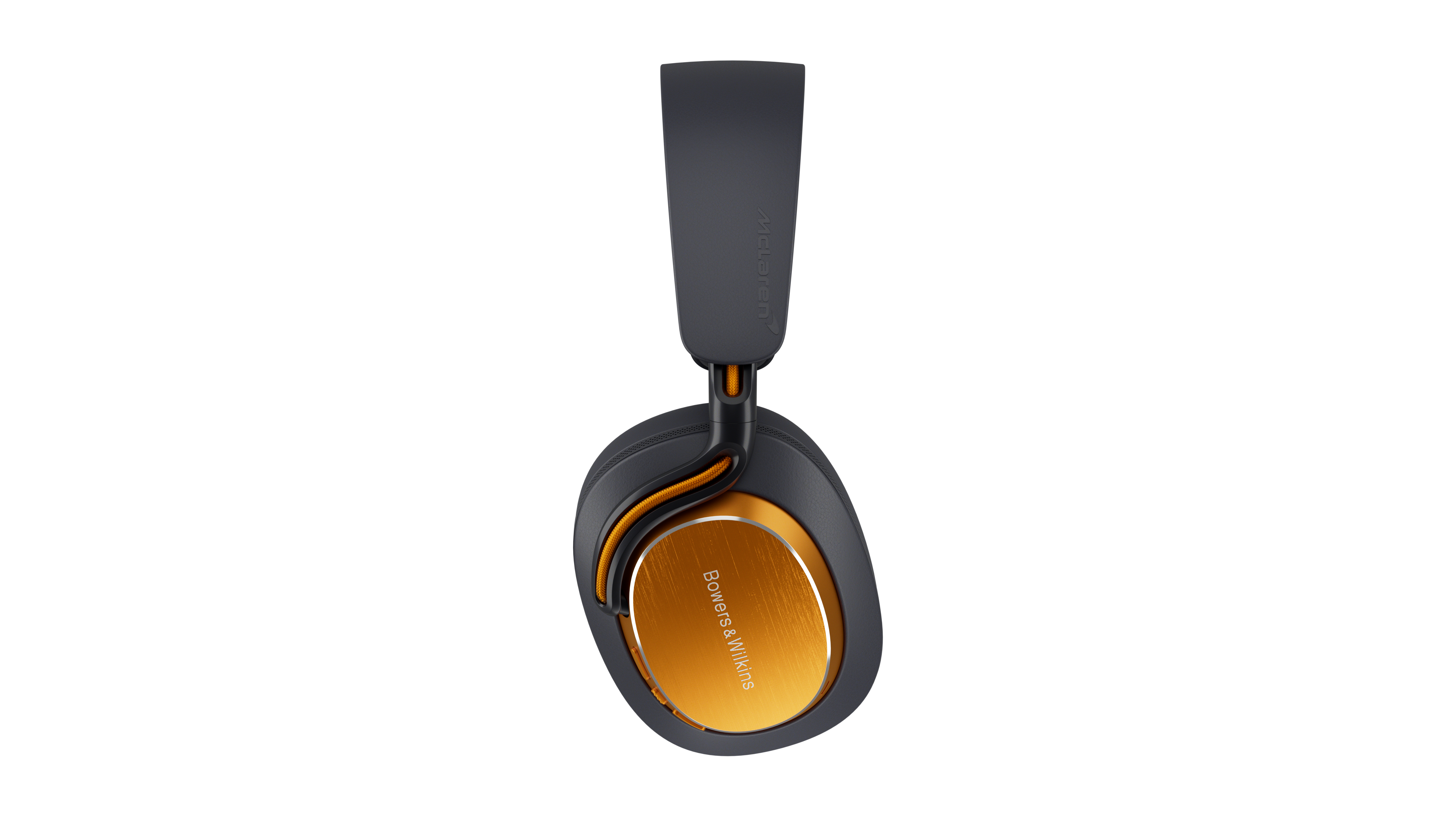 Kopfhörer mit schwarzen und orangefarbenen Akzenten, goldener Ohrmuschel und Bowers & Wilkins-Logo. McLaren-Branding.
