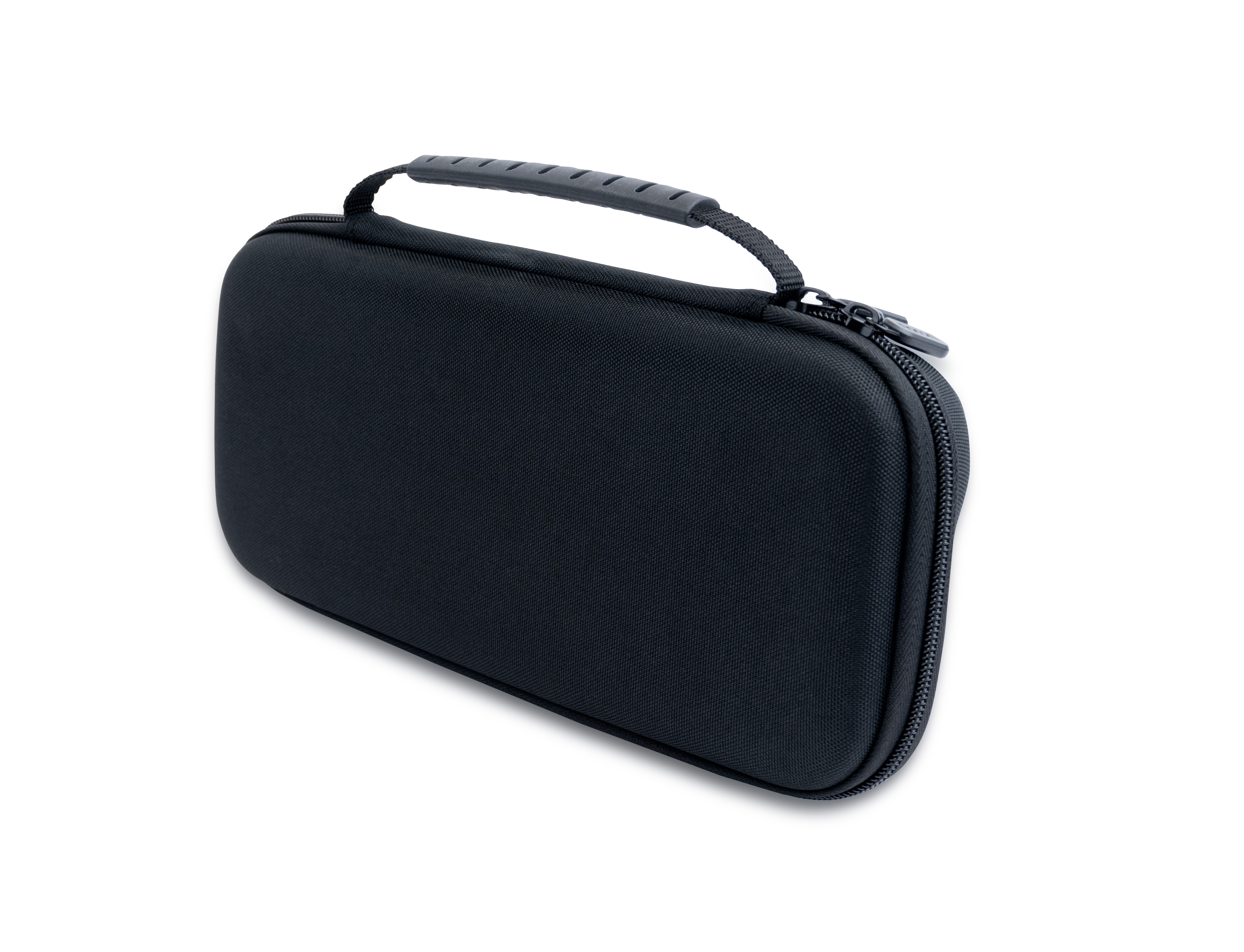 Czarna walizka z uchwytem i zamkiem błyskawicznym, na białym tle. Walizka jest prostokątna.