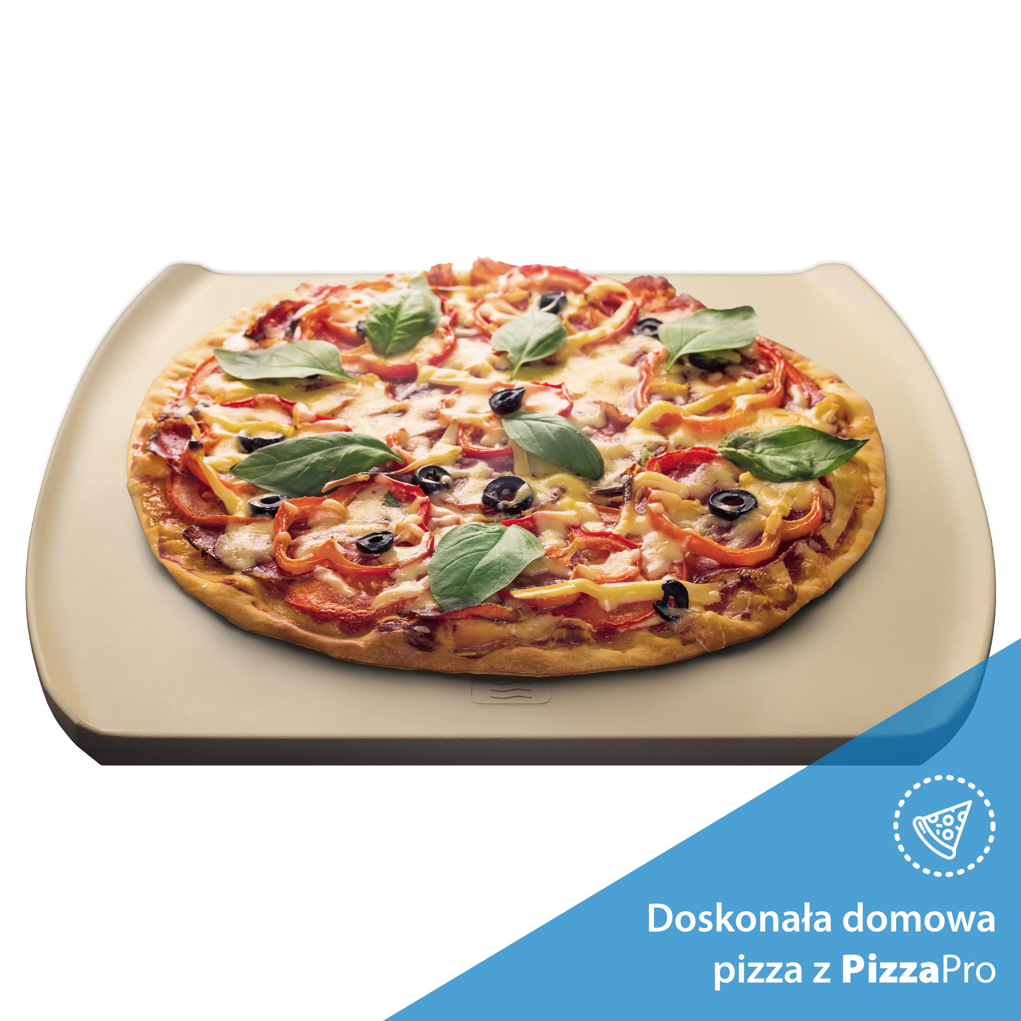 Pizza z bazylią, oliwkami i papryką na beżowej kamiennej płycie. Tło jest białe.