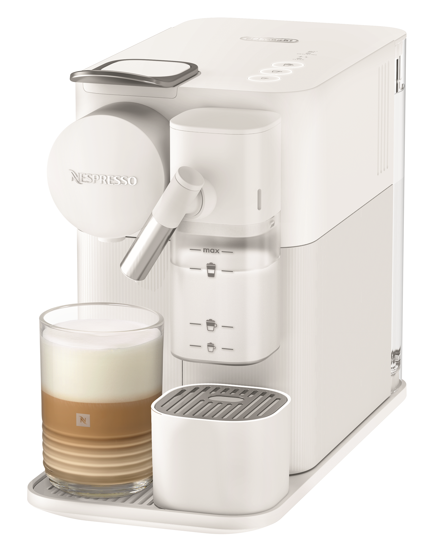 Eine weiße Nespresso-Maschine mit einem Glas geschichtetem Latte. Vordergrund: Maschine, Glas. Hintergrund: schwarz.