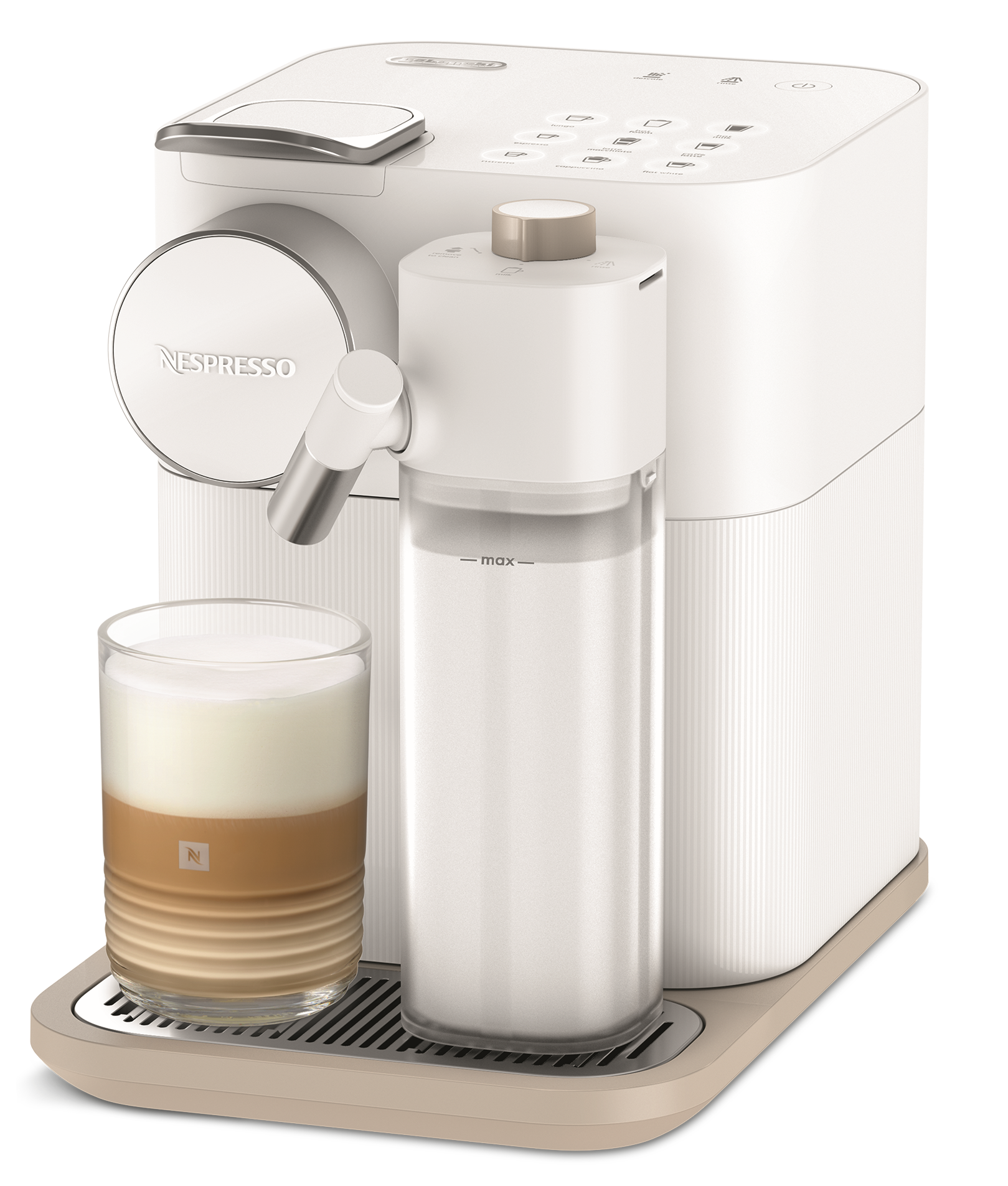 Eine weiße Nespresso-Maschine mit einem Glas Latte. Rechts ist ein Milchbehälter. Die Maschine steht auf einem beigefarbenen Tablett.