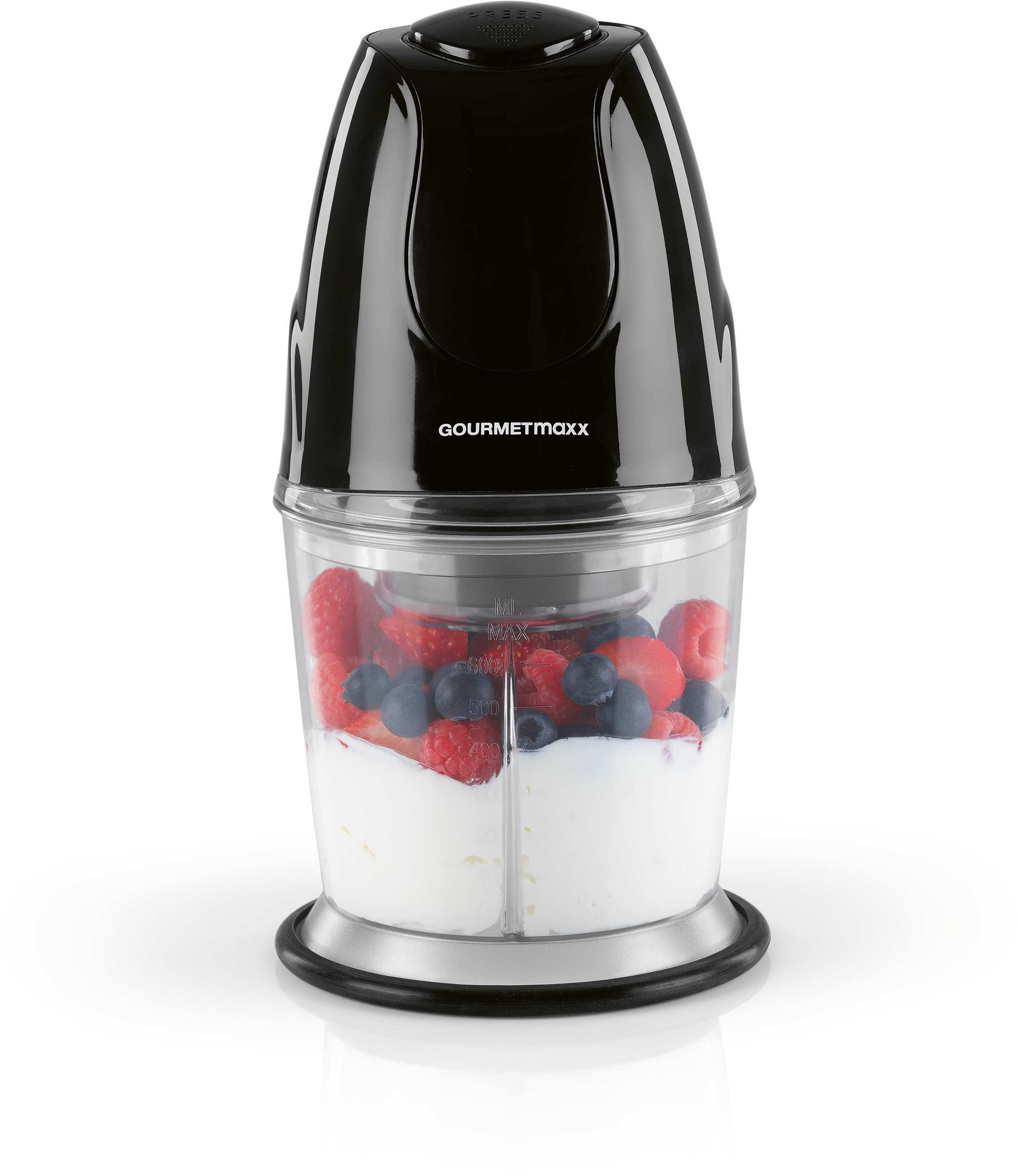Ein schwarzer Foodprozessor mit Beeren und Joghurt. Die Marke ist Gourmetmaxx.