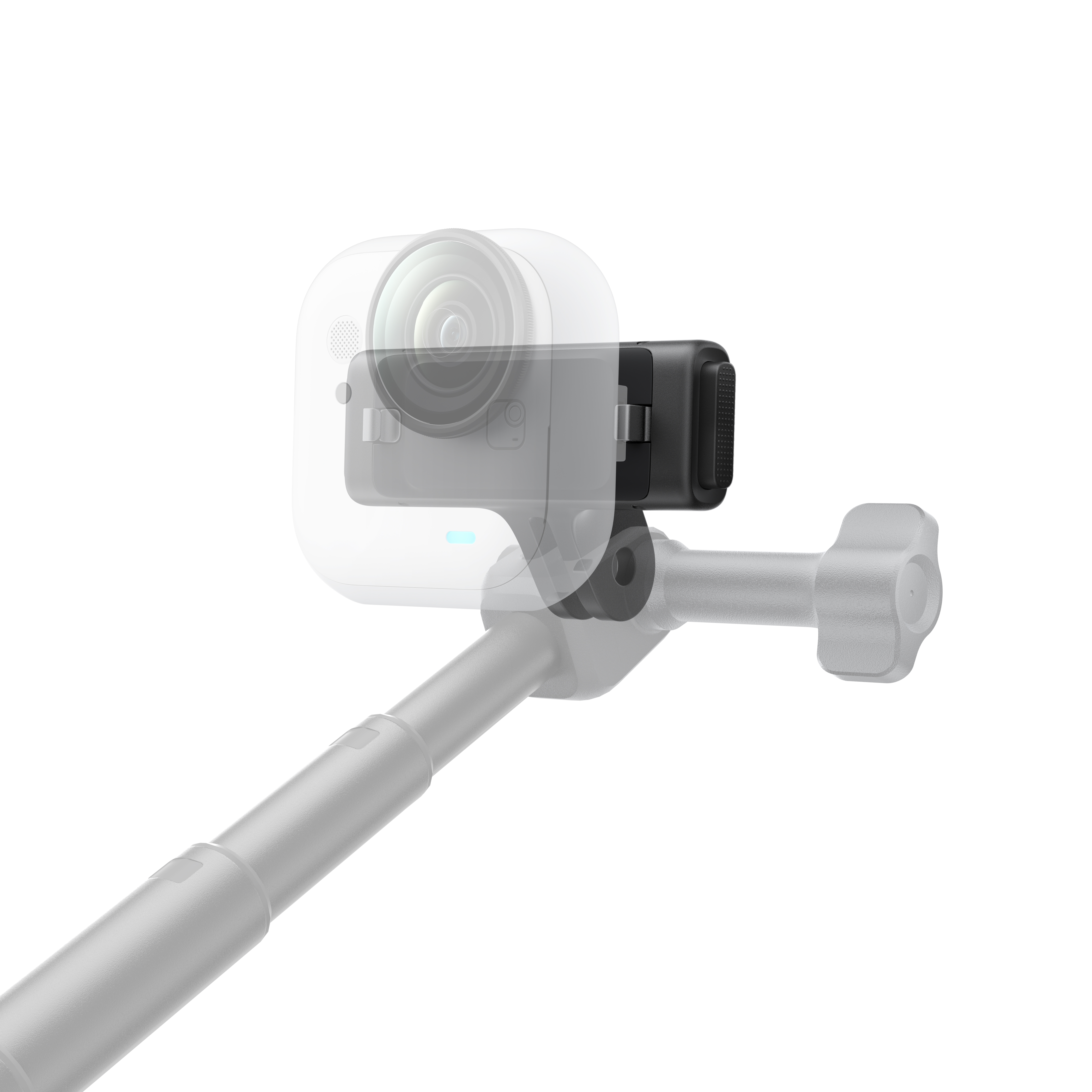Eine weiße Action-Kamera mit schwarzem Zubehör an einem grauen Selfie-Stick, vor weißem Hintergrund.