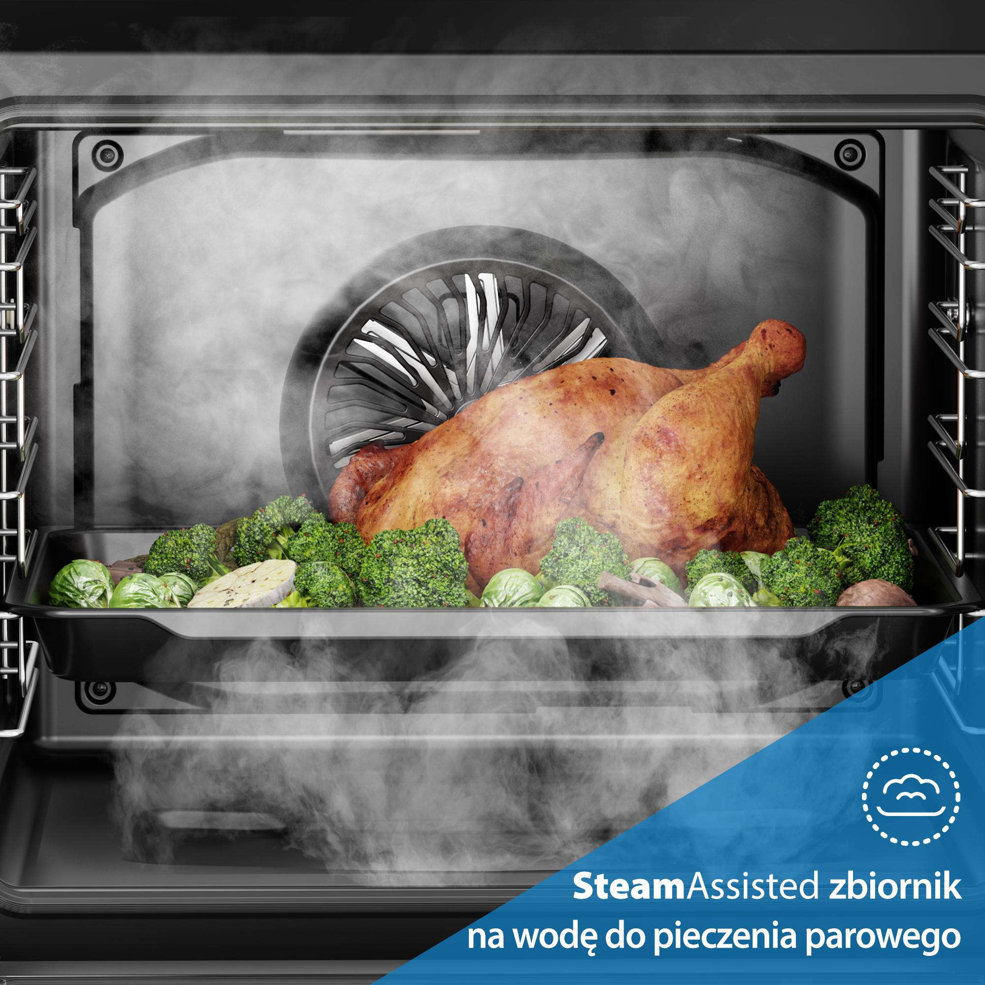 W piekarniku gotowany kurczak z warzywami jest gotowany na parze. Para unosi się. Z tyłu widoczny jest wentylator.
