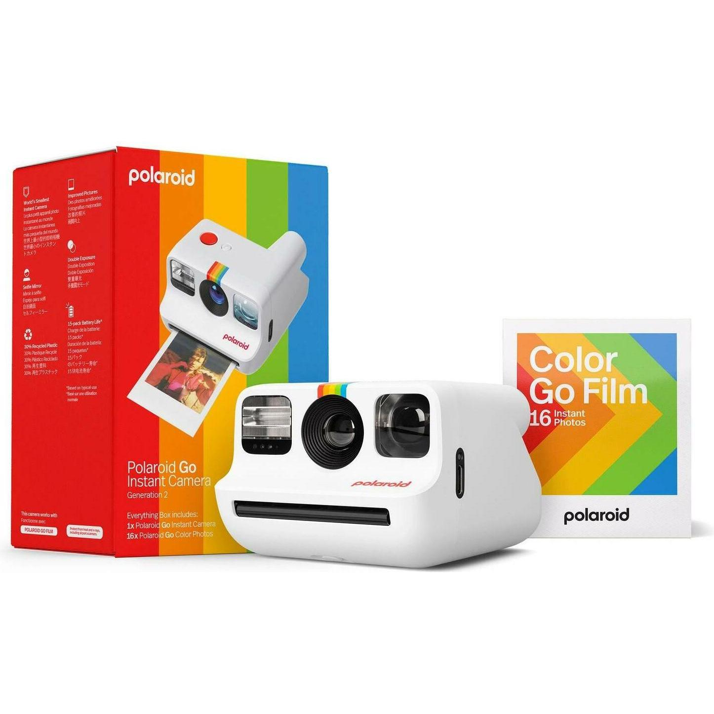 Eine weiße Polaroid Go-Kamera mit einer bunten Schachtel und einem Filmpack. Die Schachtel ist rot, das Filmpack ist weiß und gelb.