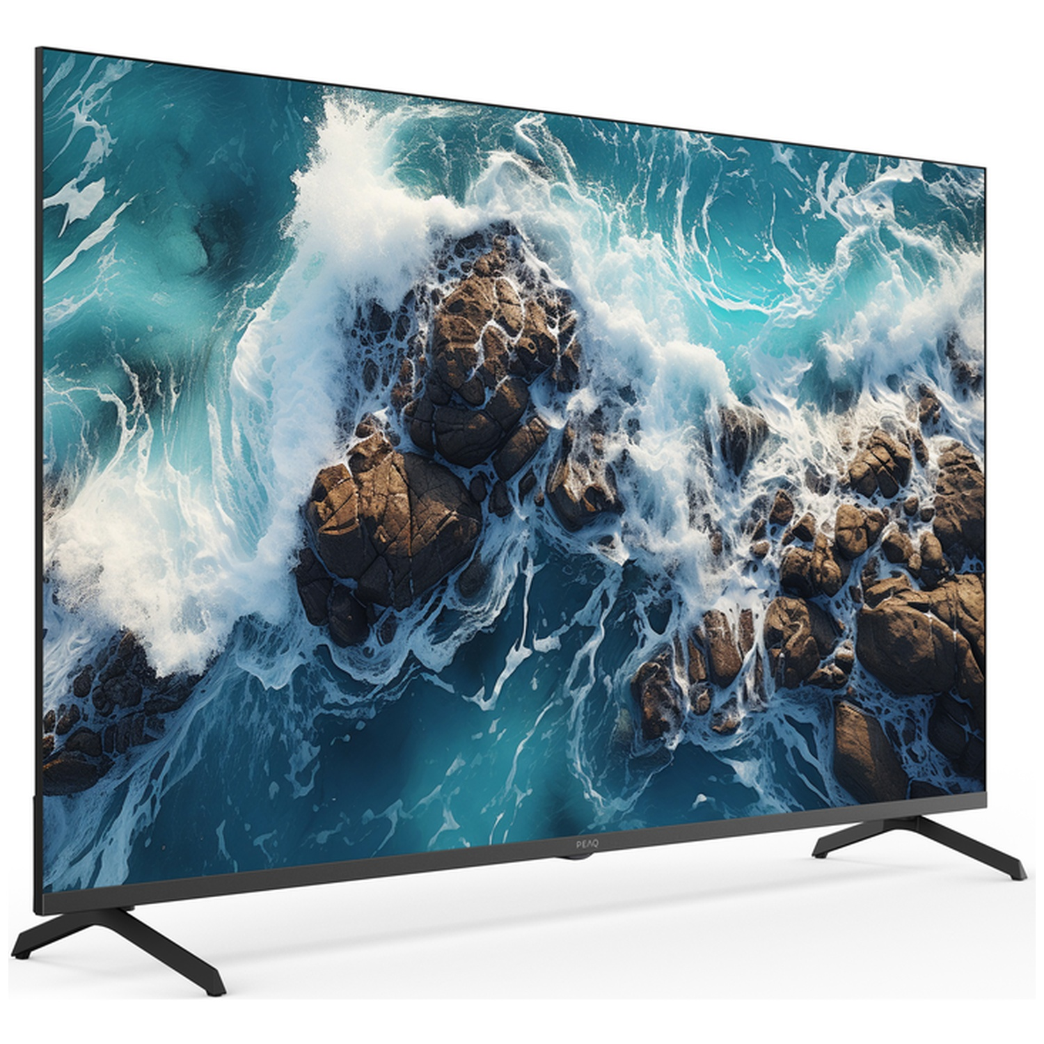 Un téléviseur affiche une scène de mer avec des vagues s'écrasant sur des rochers. Le téléviseur est noir, avec des pieds noirs, et la marque est visible.