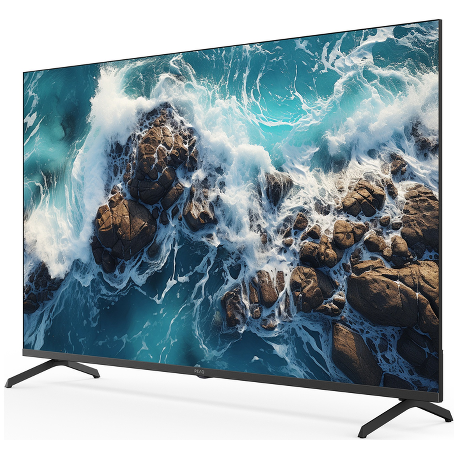Un téléviseur affiche une scène côtière avec des rochers et des vagues. Le téléviseur a des pieds noirs et un cadre noir. L'eau est turquoise et blanche.