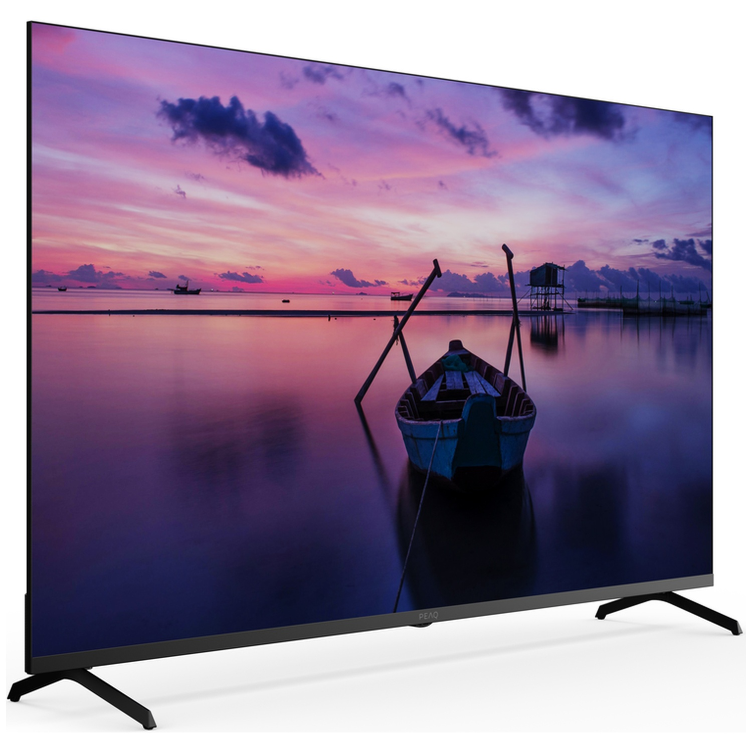 La télévision affiche un coucher de soleil avec un bateau sur l'eau. Le ciel est rose et violet. Le bateau est bleu.