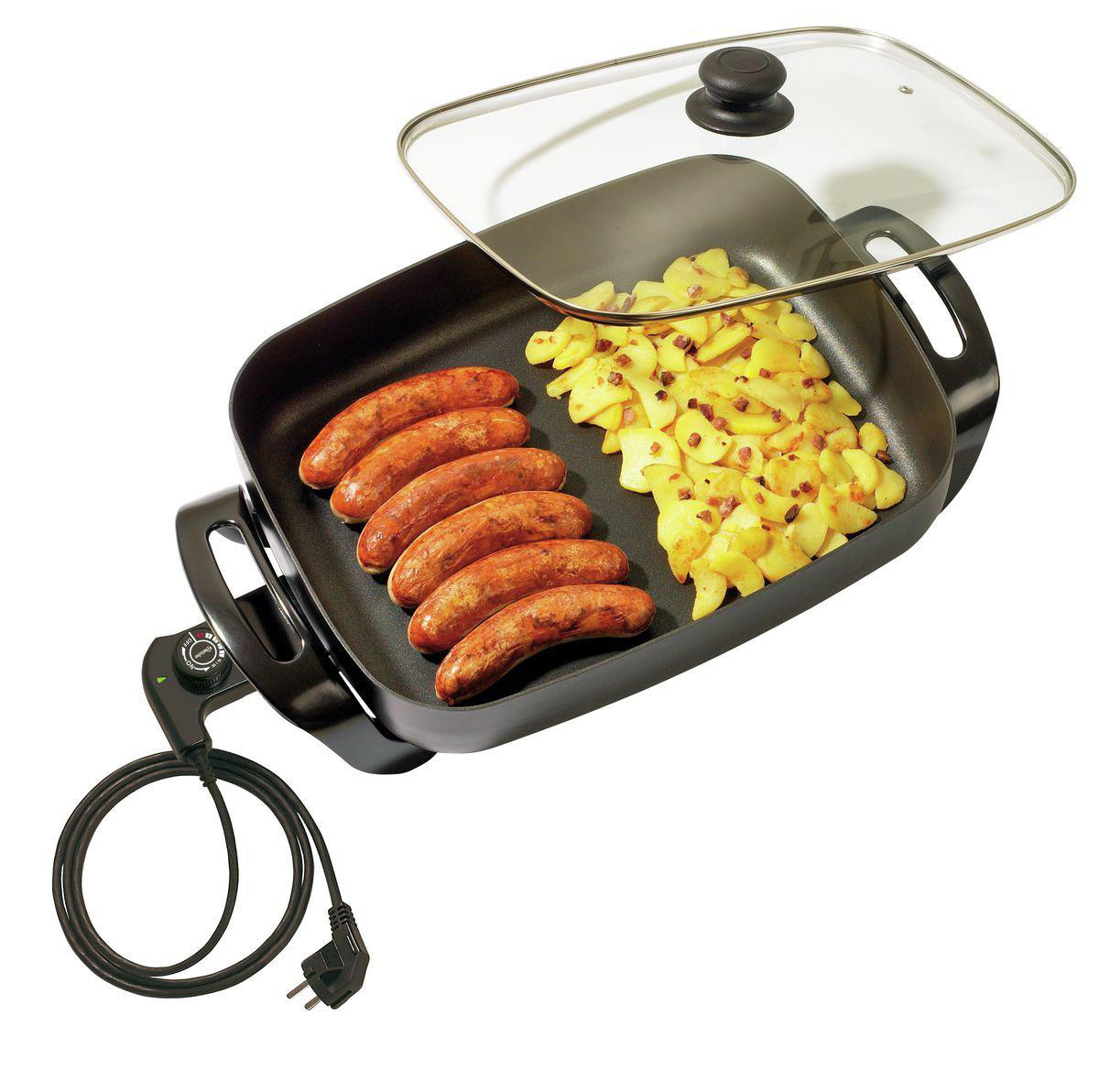 Elektrische Grillplatte mit Würstchen, Kartoffeln und Glasdeckel. Schwarze Grillplatte und Kabel. Das Essen wird auf der Platte gegart.