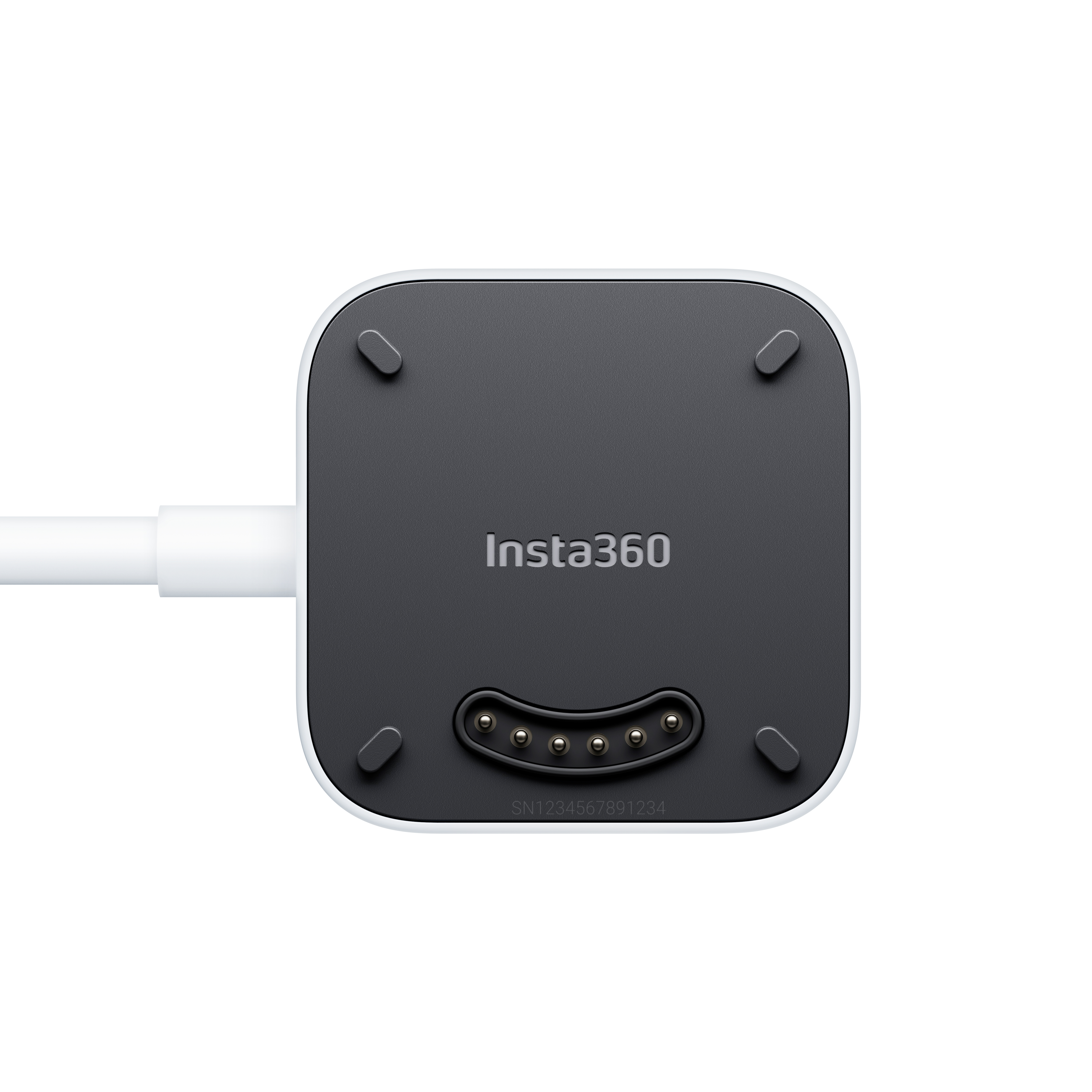 Ein schwarzes Insta360-Gerät mit weißem Rand und Kabel. Mit Insta360-Logo, Seriennummer und Anschlussstiften.
