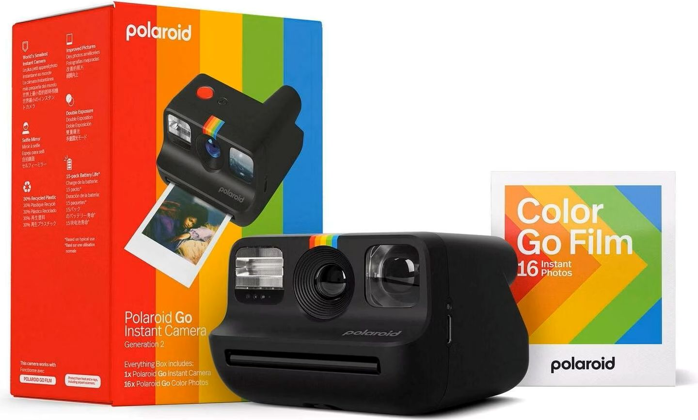 Eine schwarze Polaroid Go Sofortbildkamera-Box mit Kamera und Filmpack. Die Box ist rot, gelb und blau. Die Wörter 'Polaroid' und 'Go Film' sind sichtbar.
